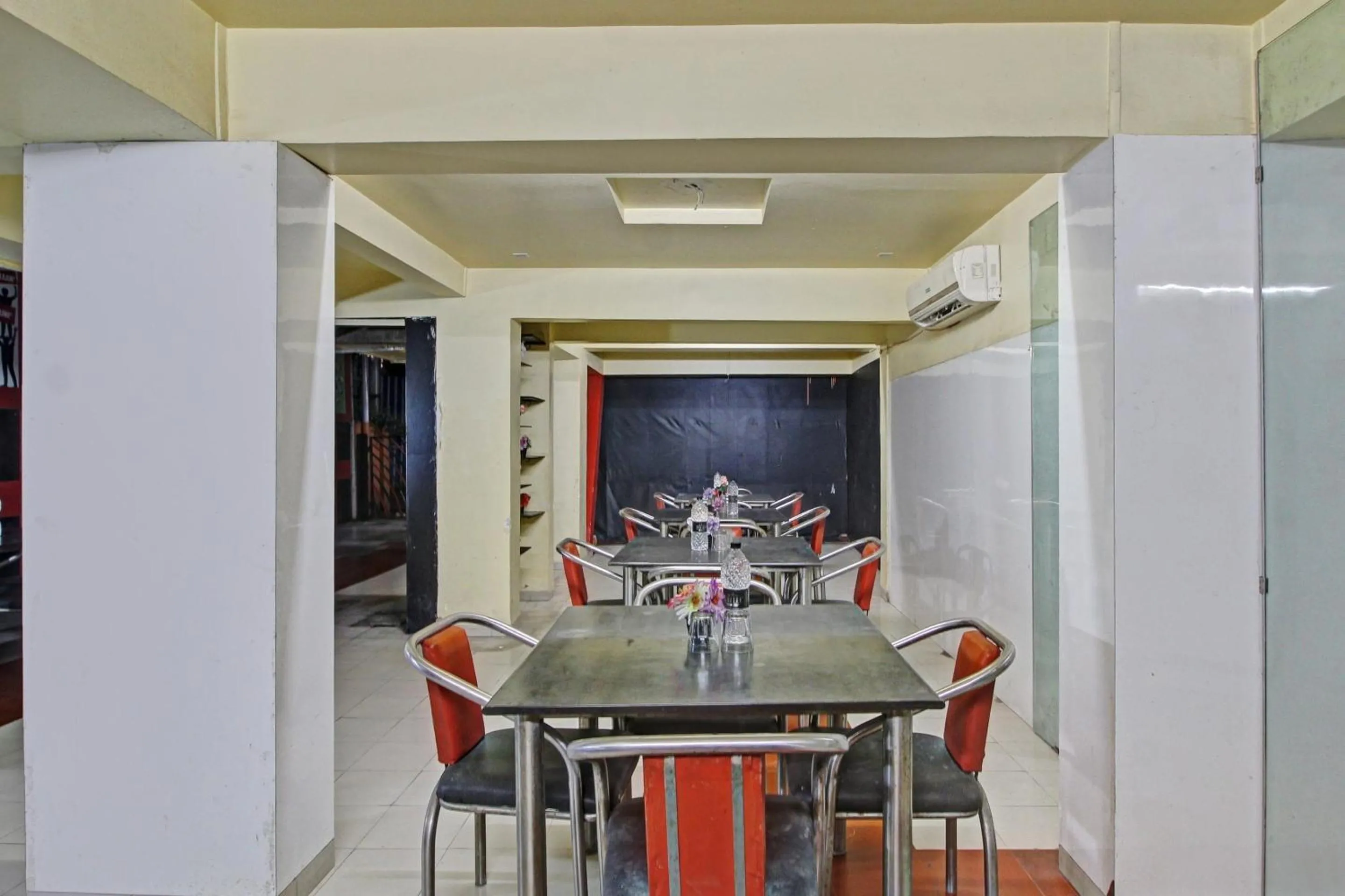 Restaurant/places to eat in Hotel O Ranjanas Hospitality
