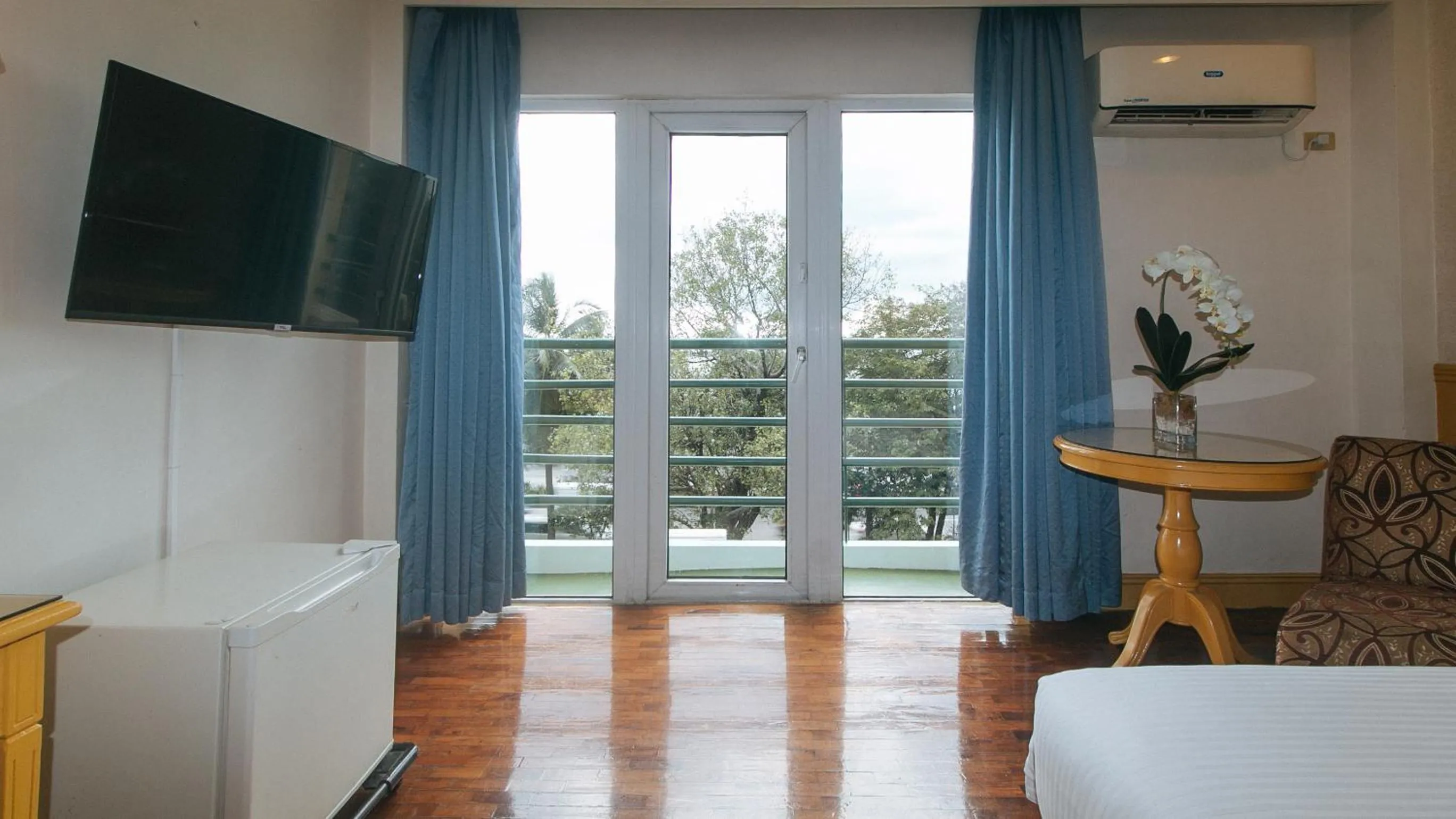 Balcony/Terrace in Aloha Hotel Roxas Boulevard Manila