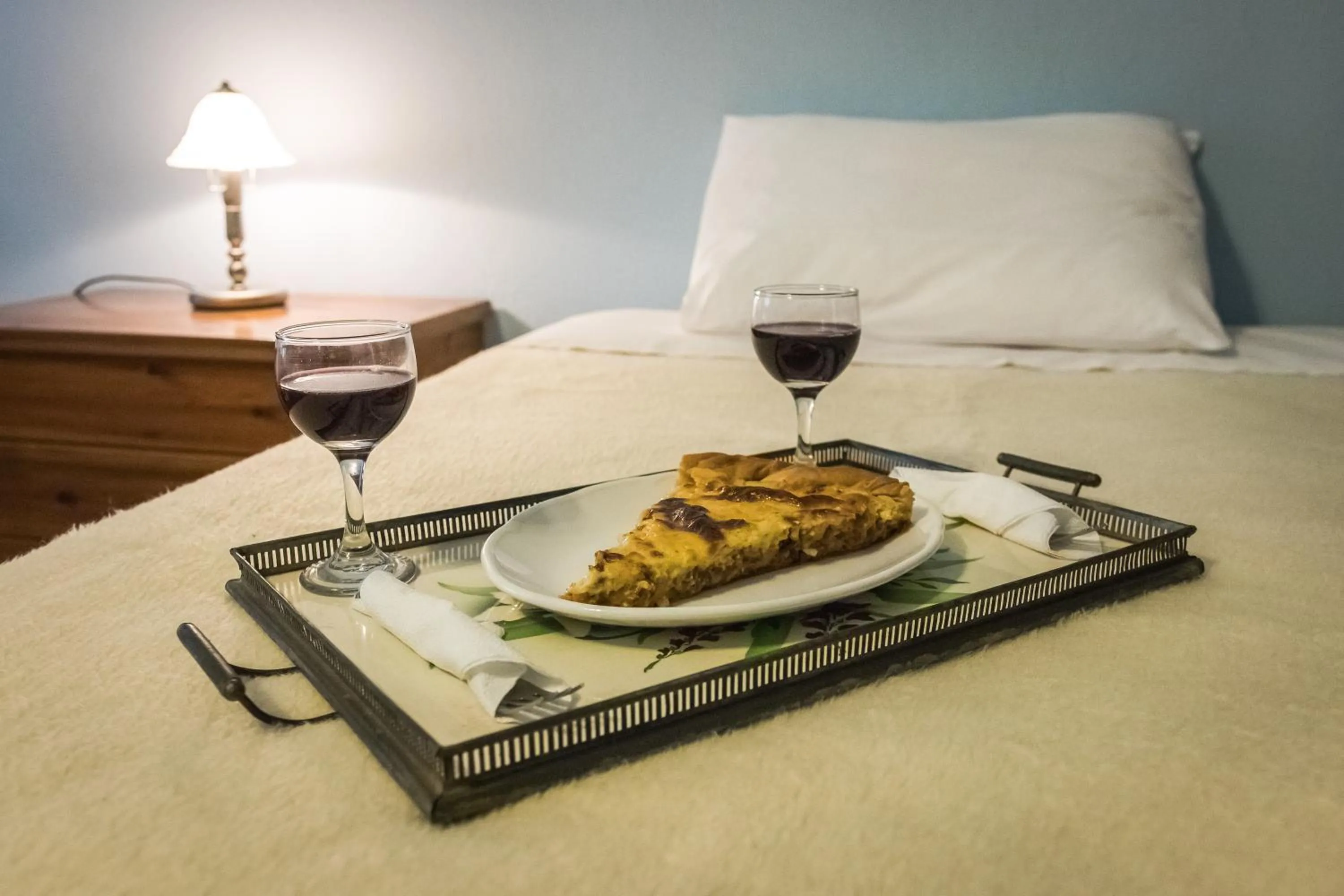 Food and drinks, Bed in Petroto