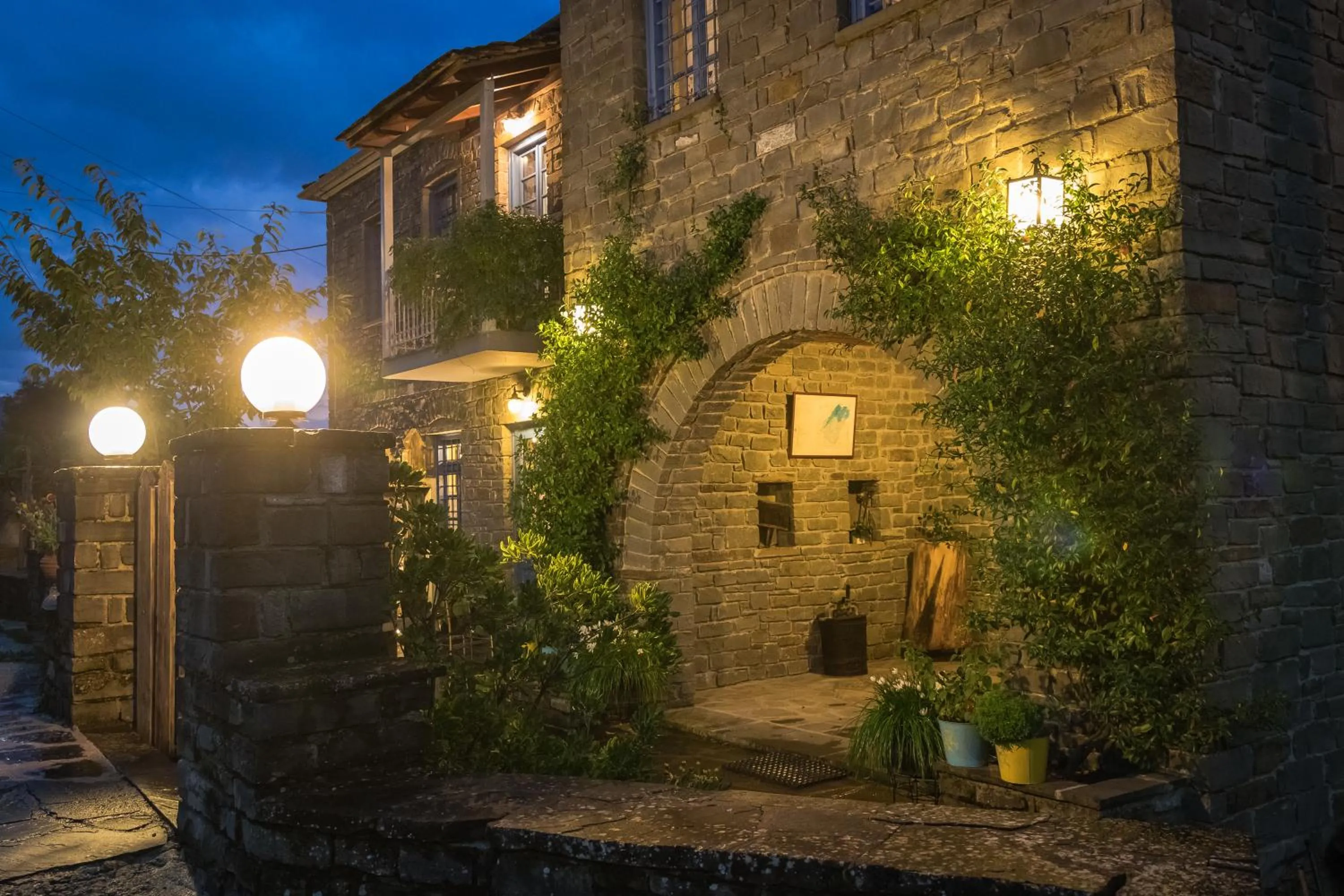 Facade/entrance in Petroto