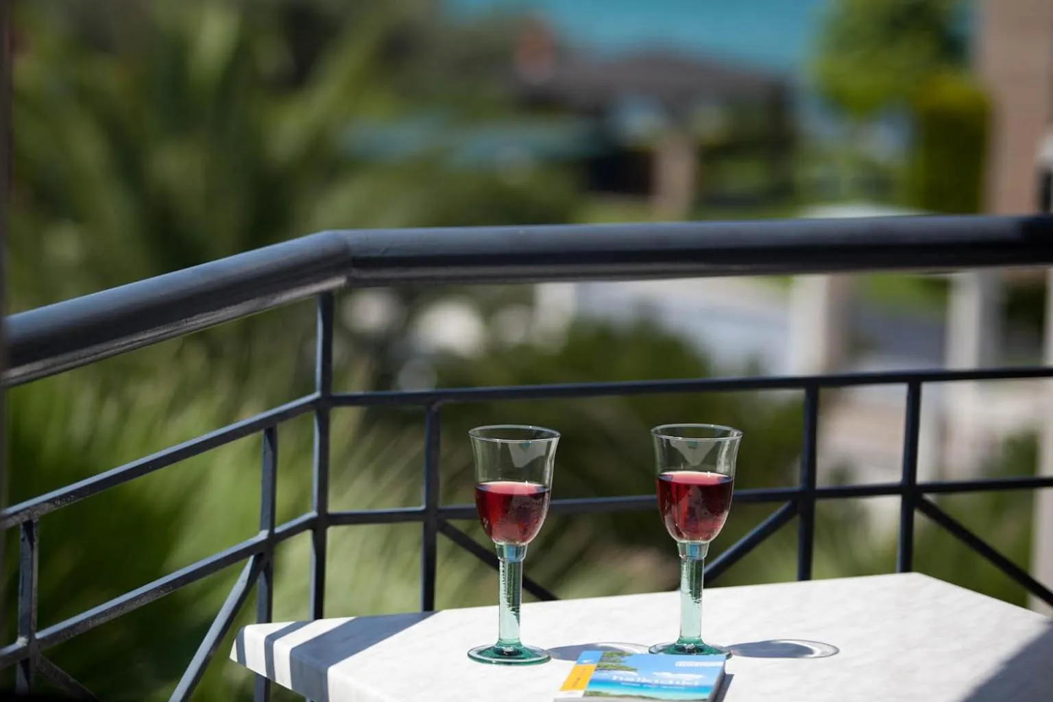 SUN RESIDENCE Exclusive Seaside Suites