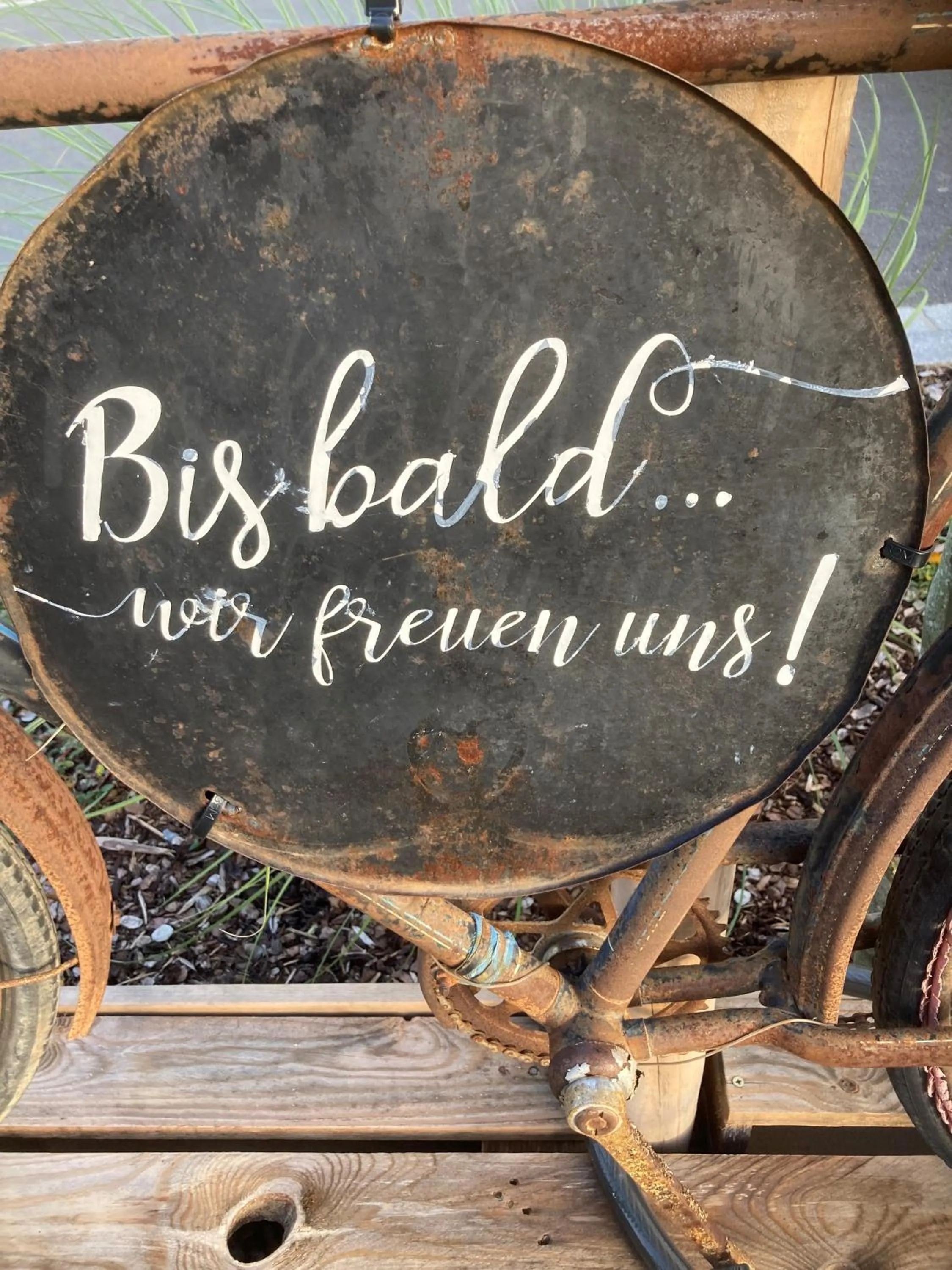 Text overlay in Mainfranken Motel - Anreise rund um die Uhr - Neueröffnung 2023