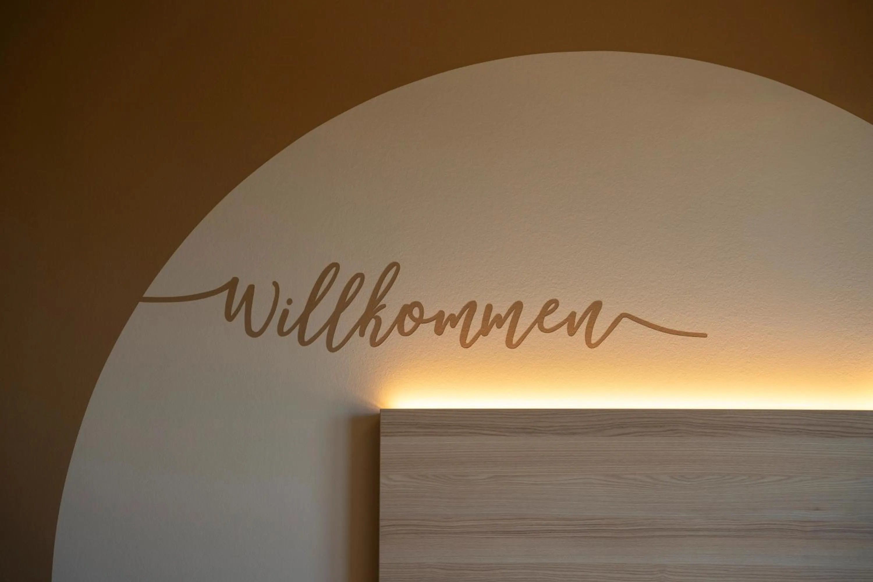 Text overlay in Mainfranken Motel - Anreise rund um die Uhr - Neueröffnung 2023