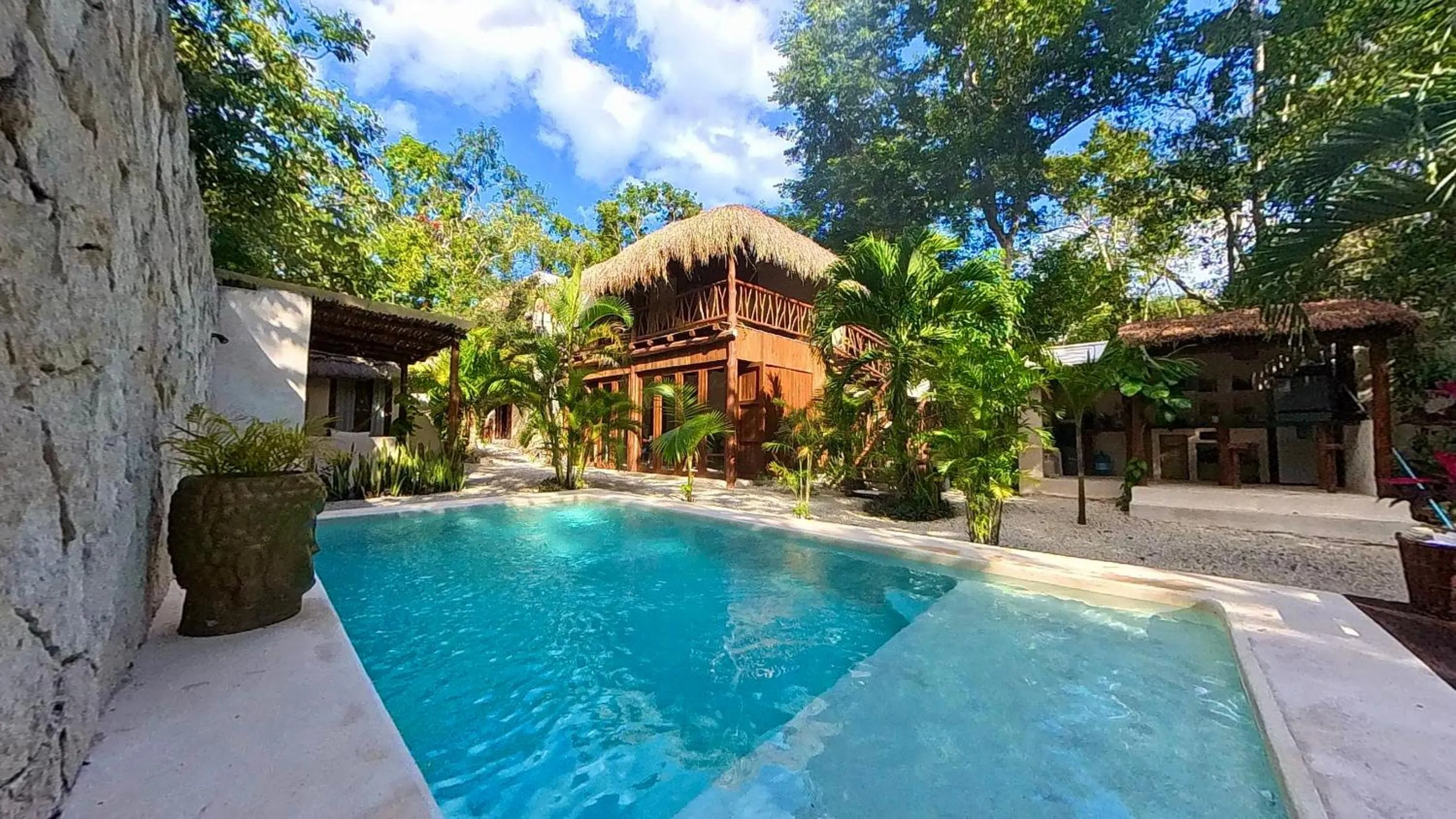 Swimming pool in Lodge Tzunum Jade
