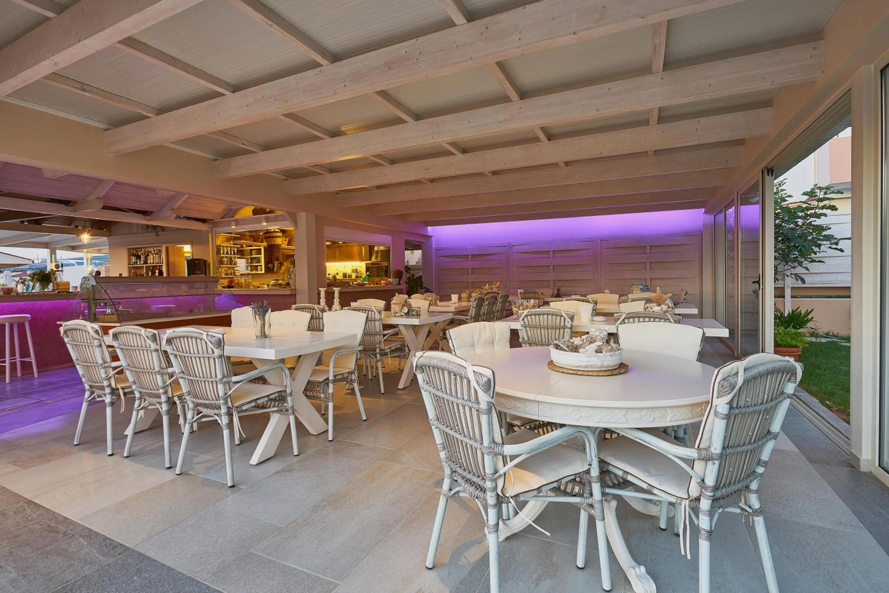 Restaurant/places to eat in Golden Bay Hotel Apartments