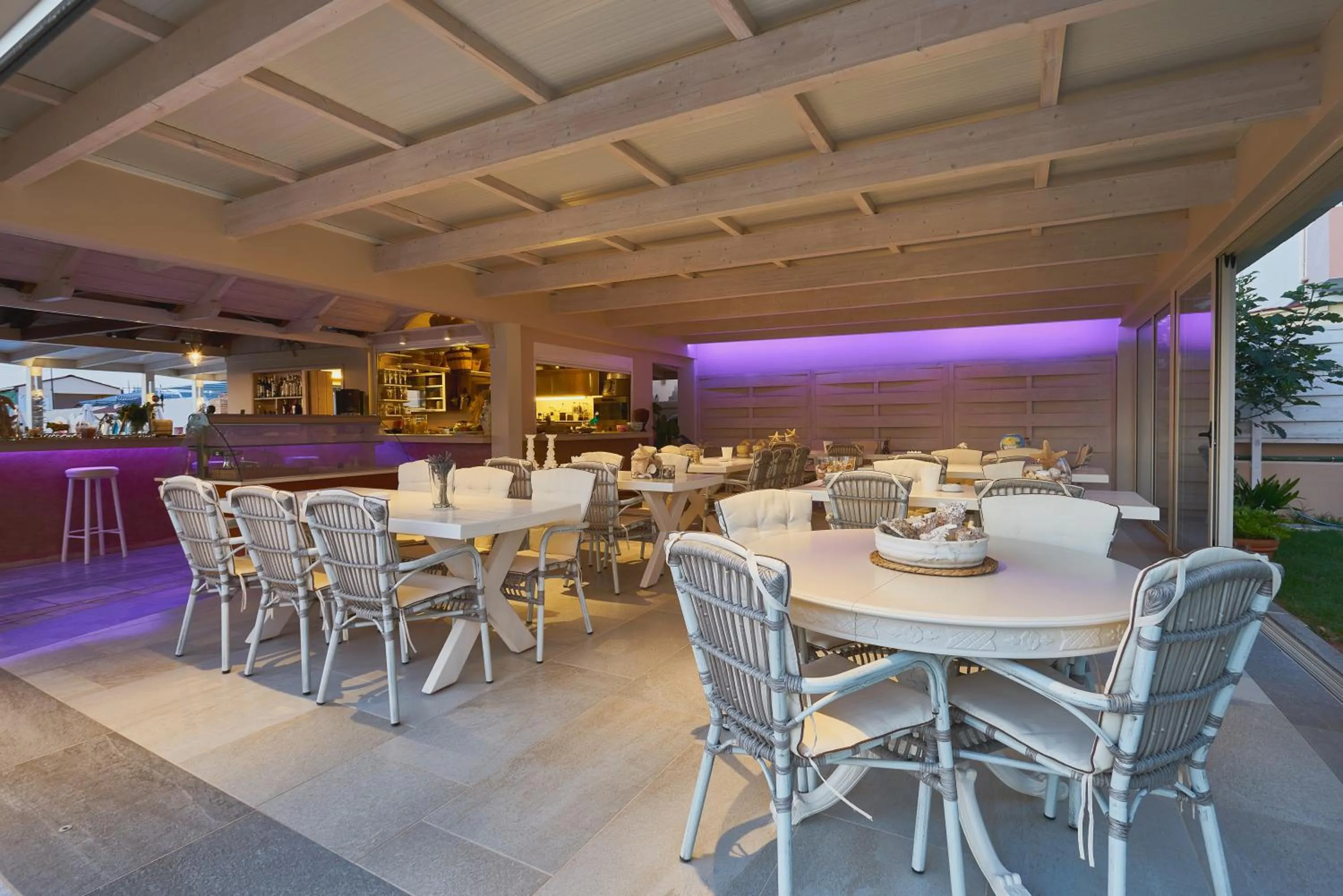 Restaurant/places to eat in Golden Bay Hotel Apartments