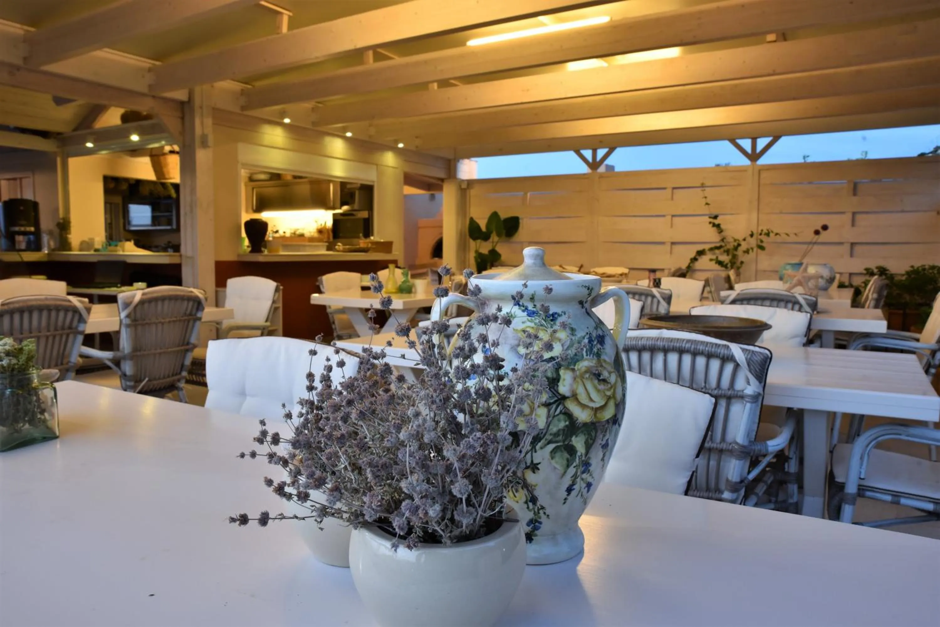 Restaurant/places to eat in Golden Bay Hotel Apartments