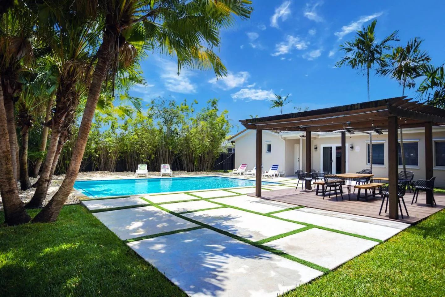Property building in Deluxe 5BR & 3BA Villa in Hollywood Lakes near Beach