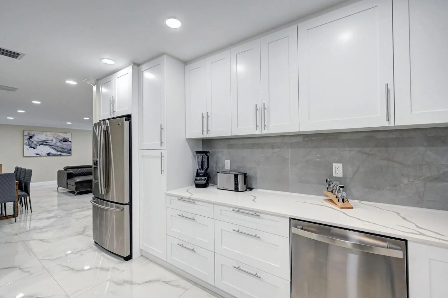 Kitchen or kitchenette in Deluxe 5BR & 3BA Villa in Hollywood Lakes near Beach