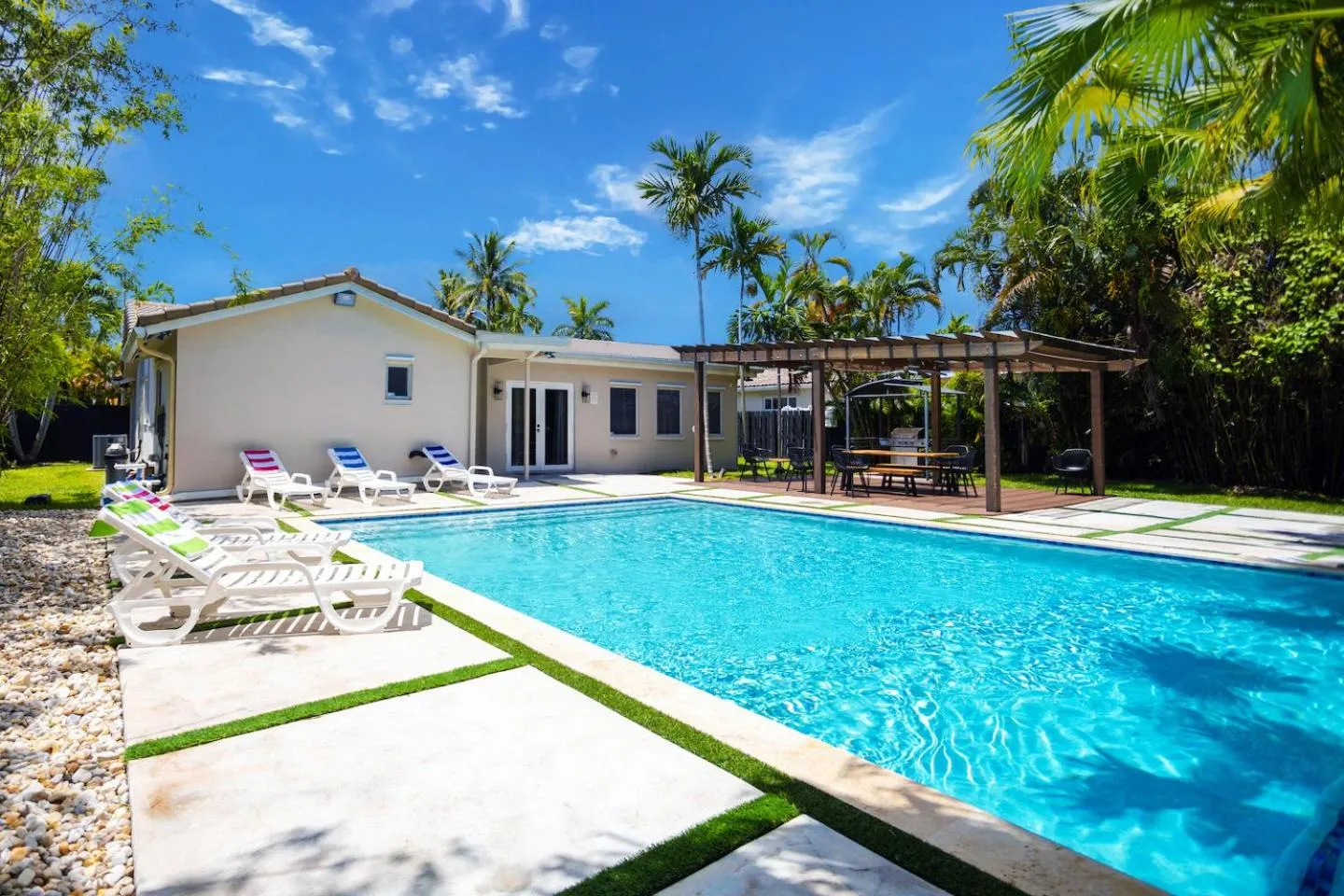 Property building in Deluxe 5BR & 3BA Villa in Hollywood Lakes near Beach