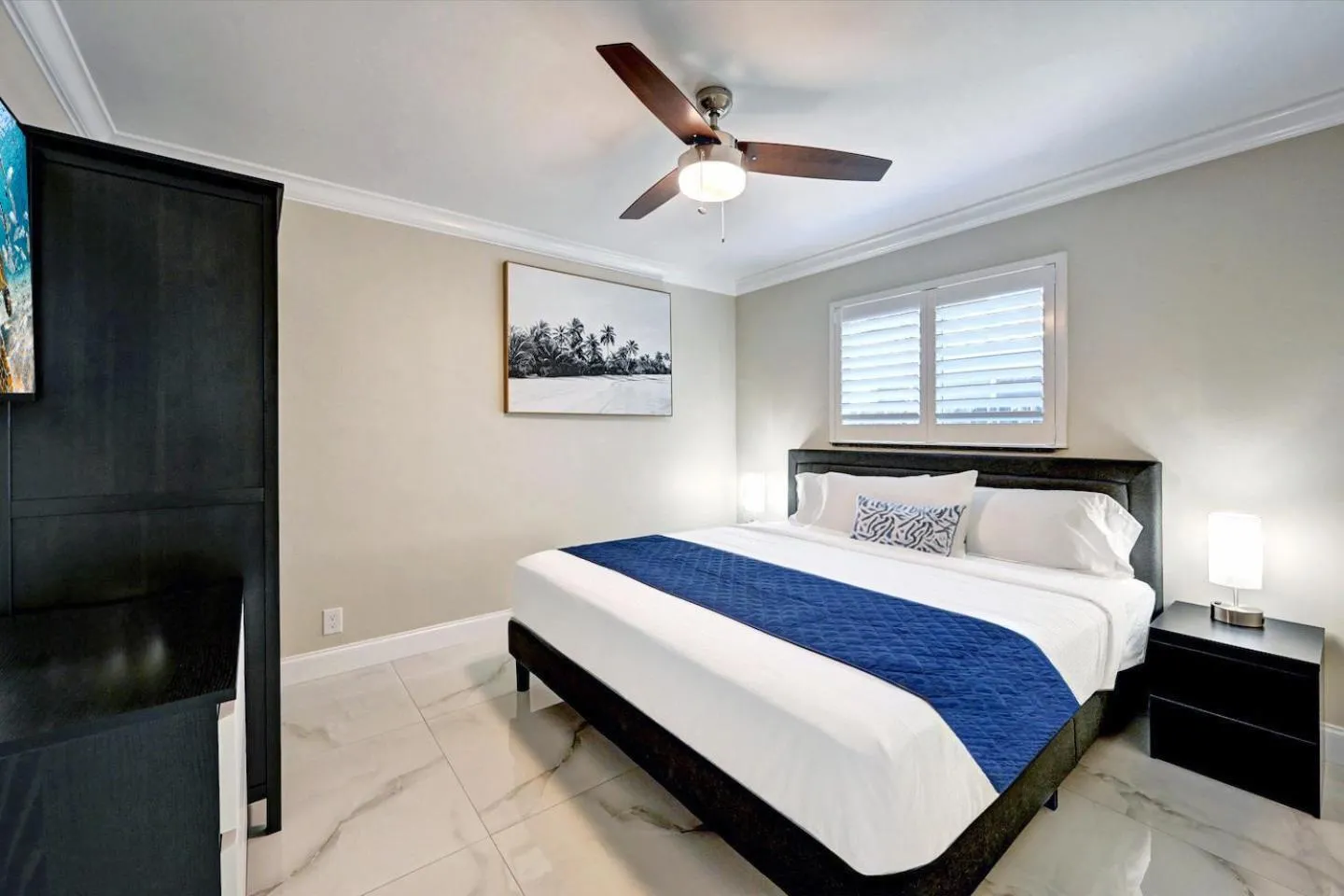 Bed in Deluxe 5BR & 3BA Villa in Hollywood Lakes near Beach