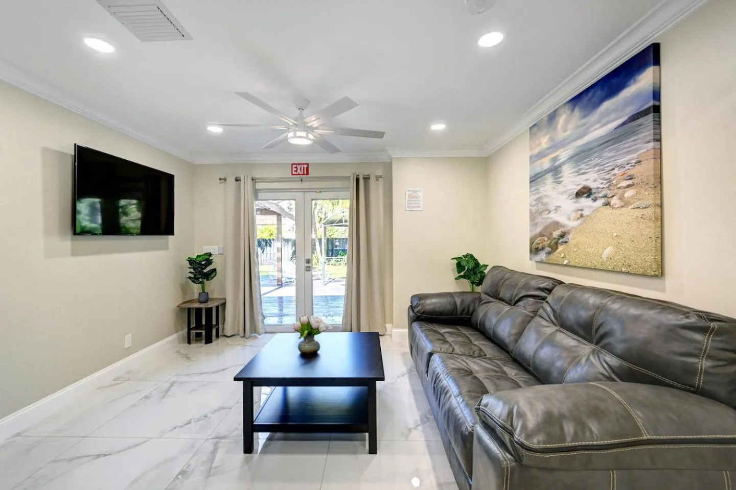 TV and multimedia in Deluxe 5BR & 3BA Villa in Hollywood Lakes near Beach