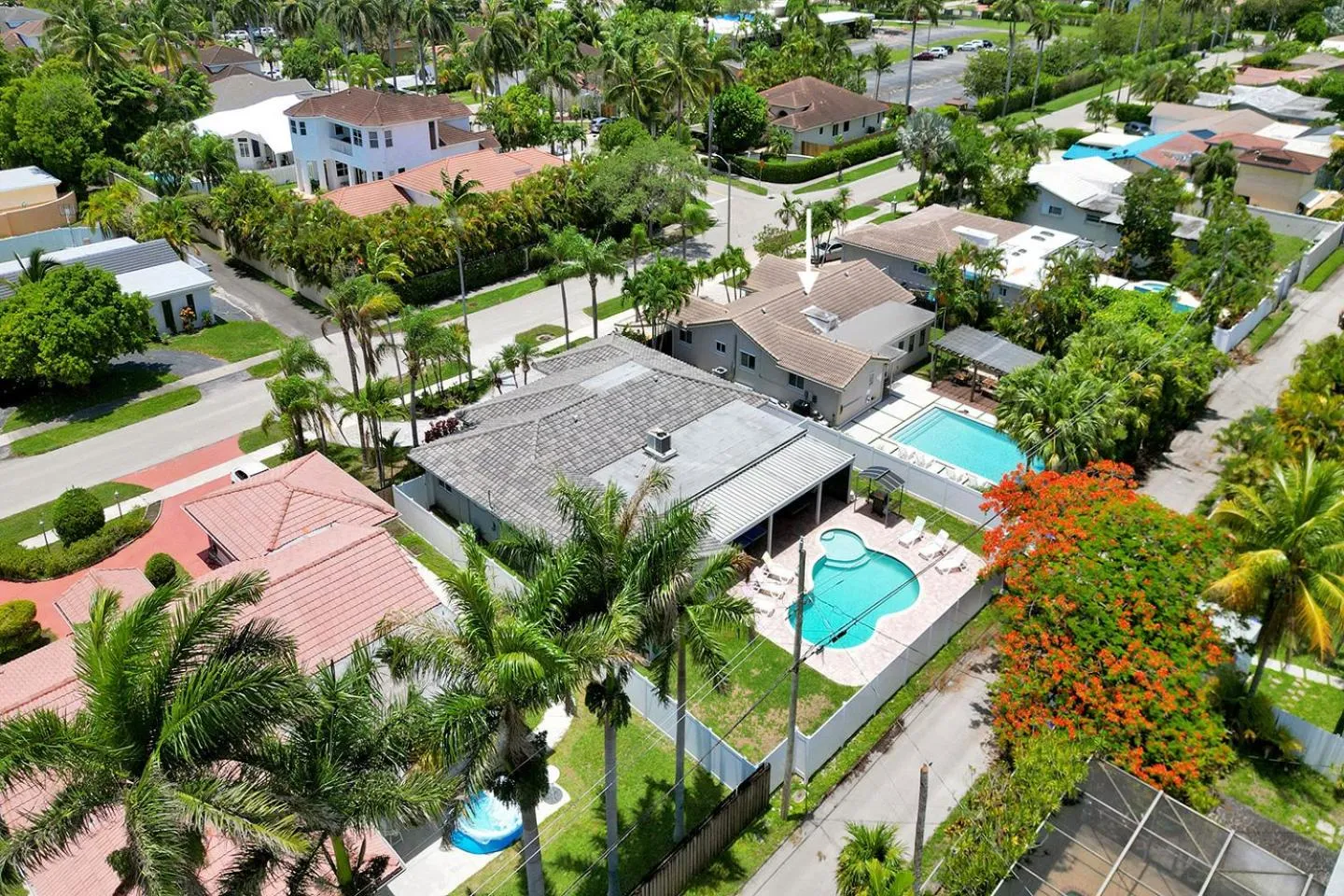 Property building in Deluxe 5BR & 3BA Villa in Hollywood Lakes near Beach