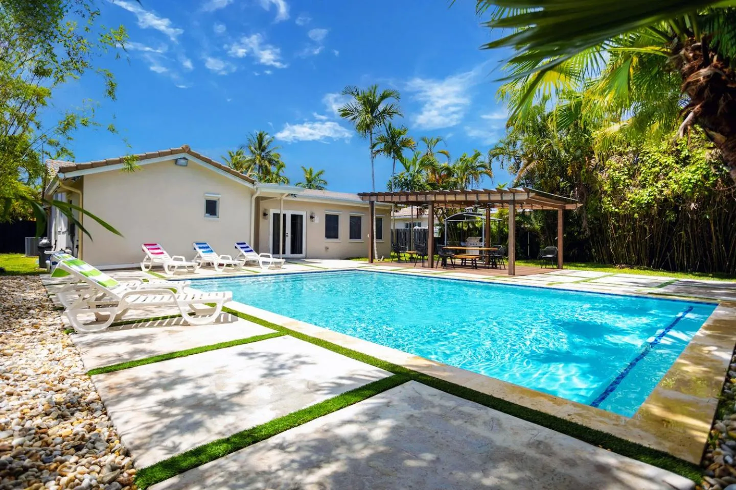 Property building in Deluxe 5BR & 3BA Villa in Hollywood Lakes near Beach