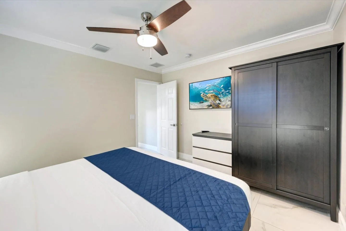 Bed in Deluxe 5BR & 3BA Villa in Hollywood Lakes near Beach