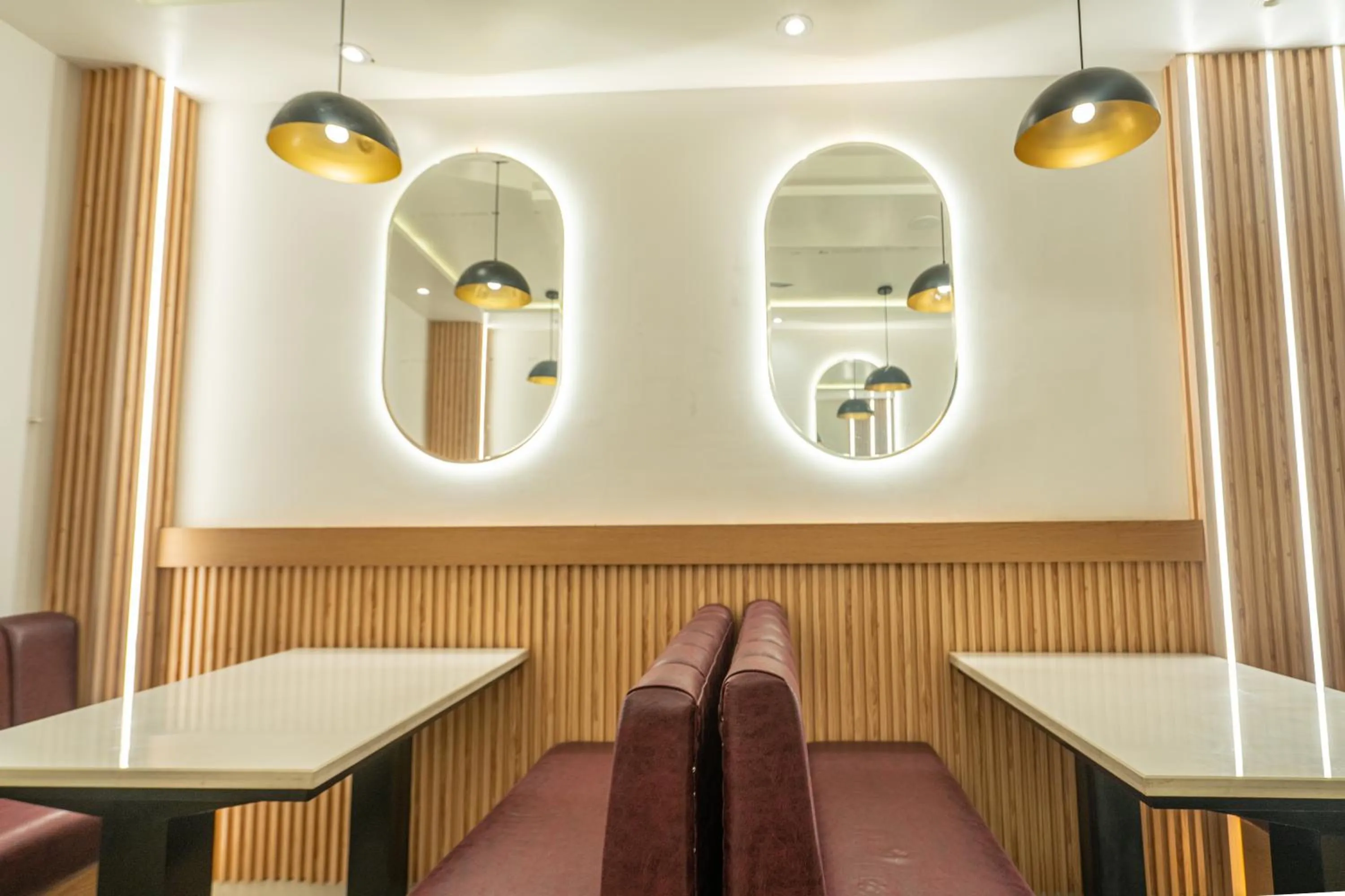 Restaurant/places to eat in Hotel The Vaishvik