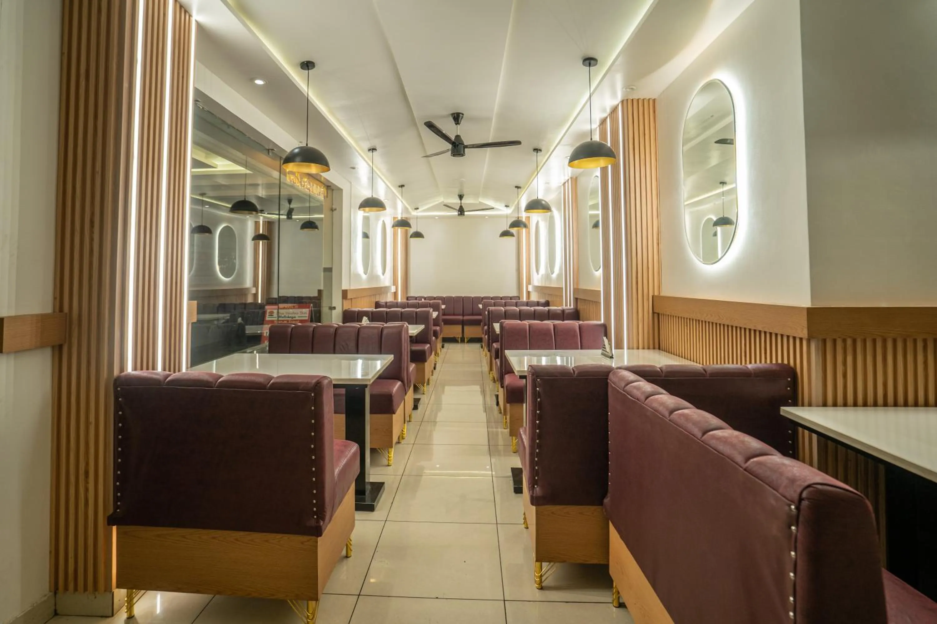 Restaurant/places to eat in Hotel The Vaishvik