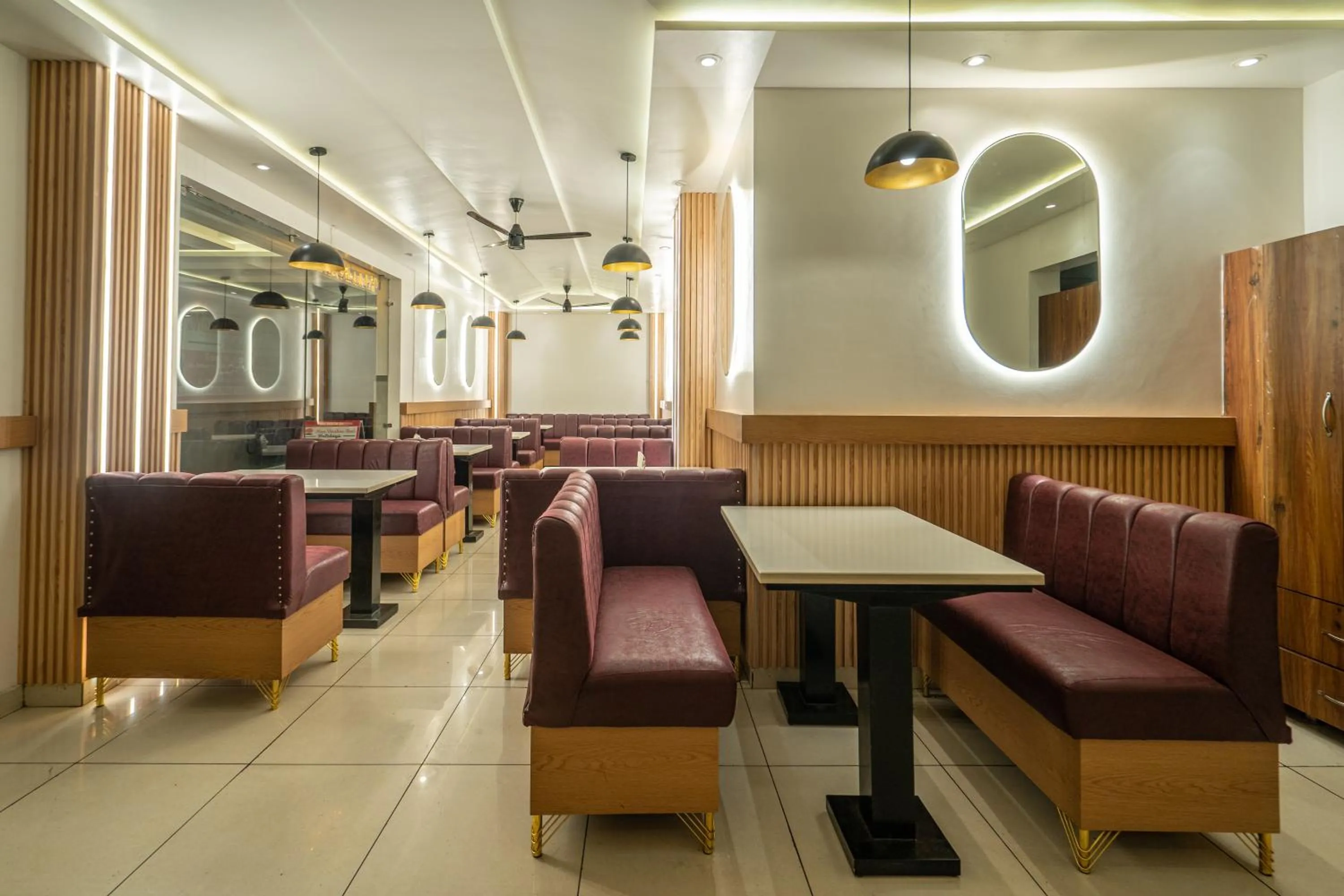 Restaurant/places to eat in Hotel The Vaishvik