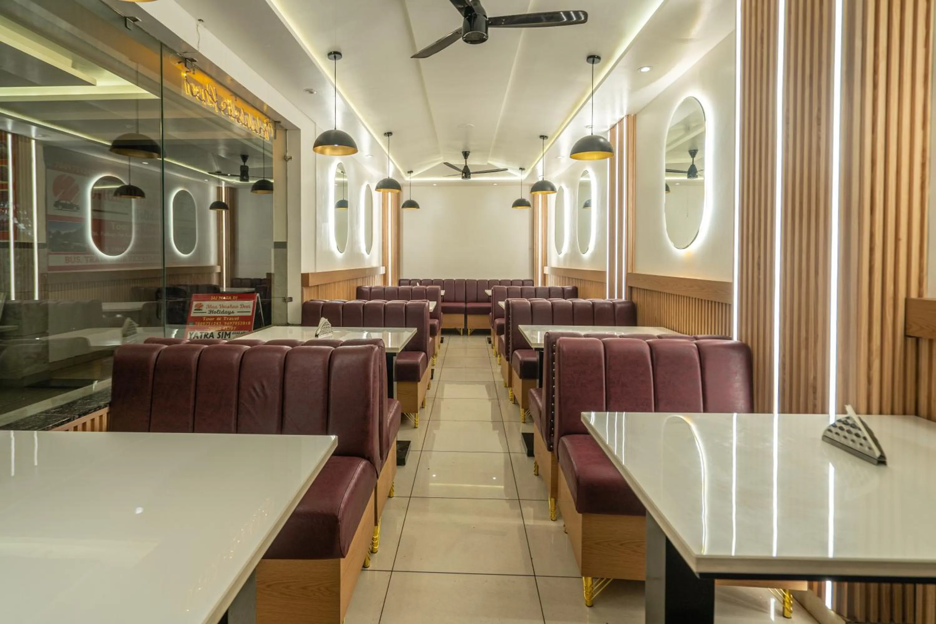 Restaurant/places to eat in Hotel The Vaishvik