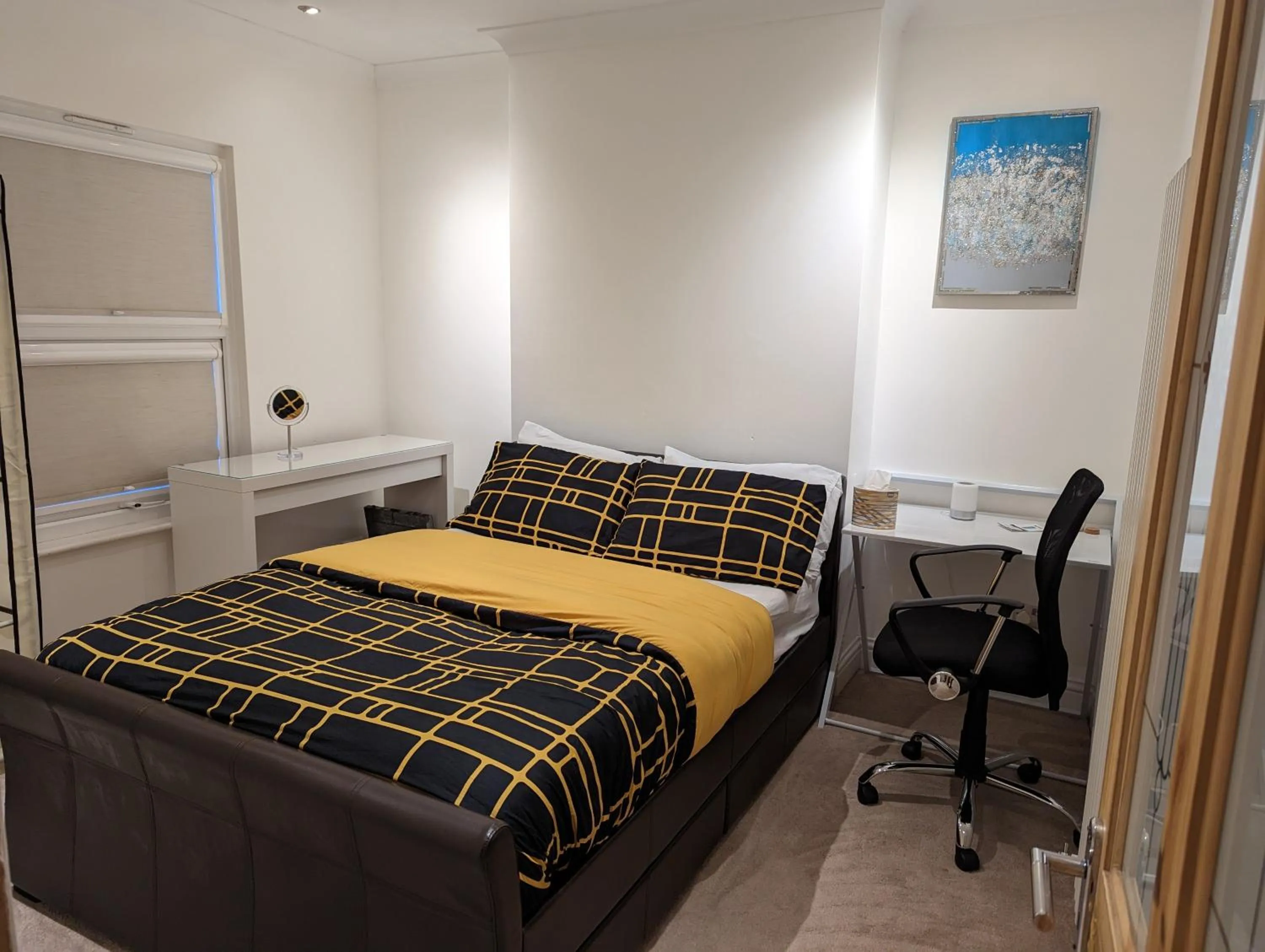 Bedroom, Bed in Fully-equipped flat in the city of London