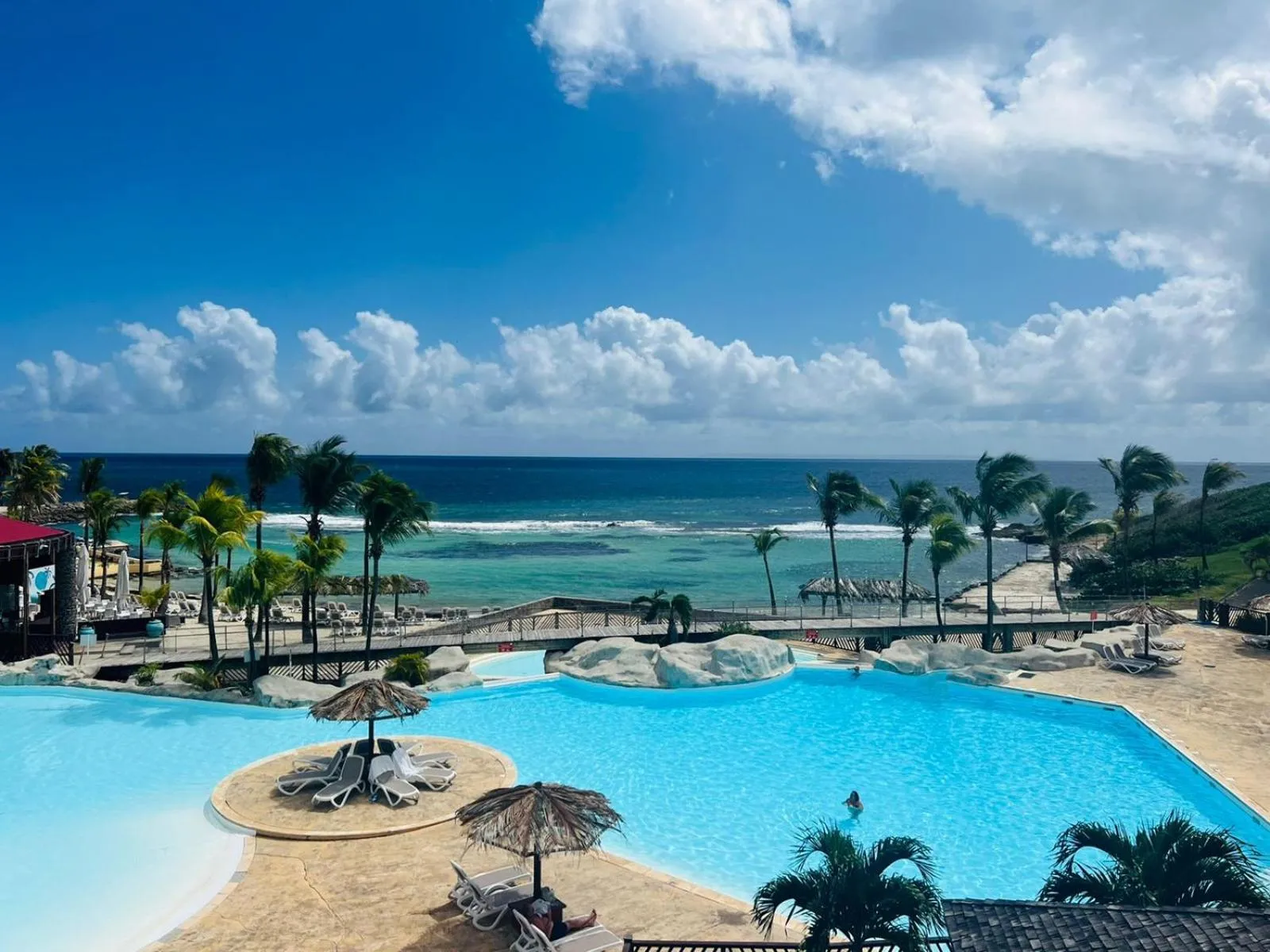 Swimming pool in Nouveau le Ti Merveilleux du Manganao, accès plage