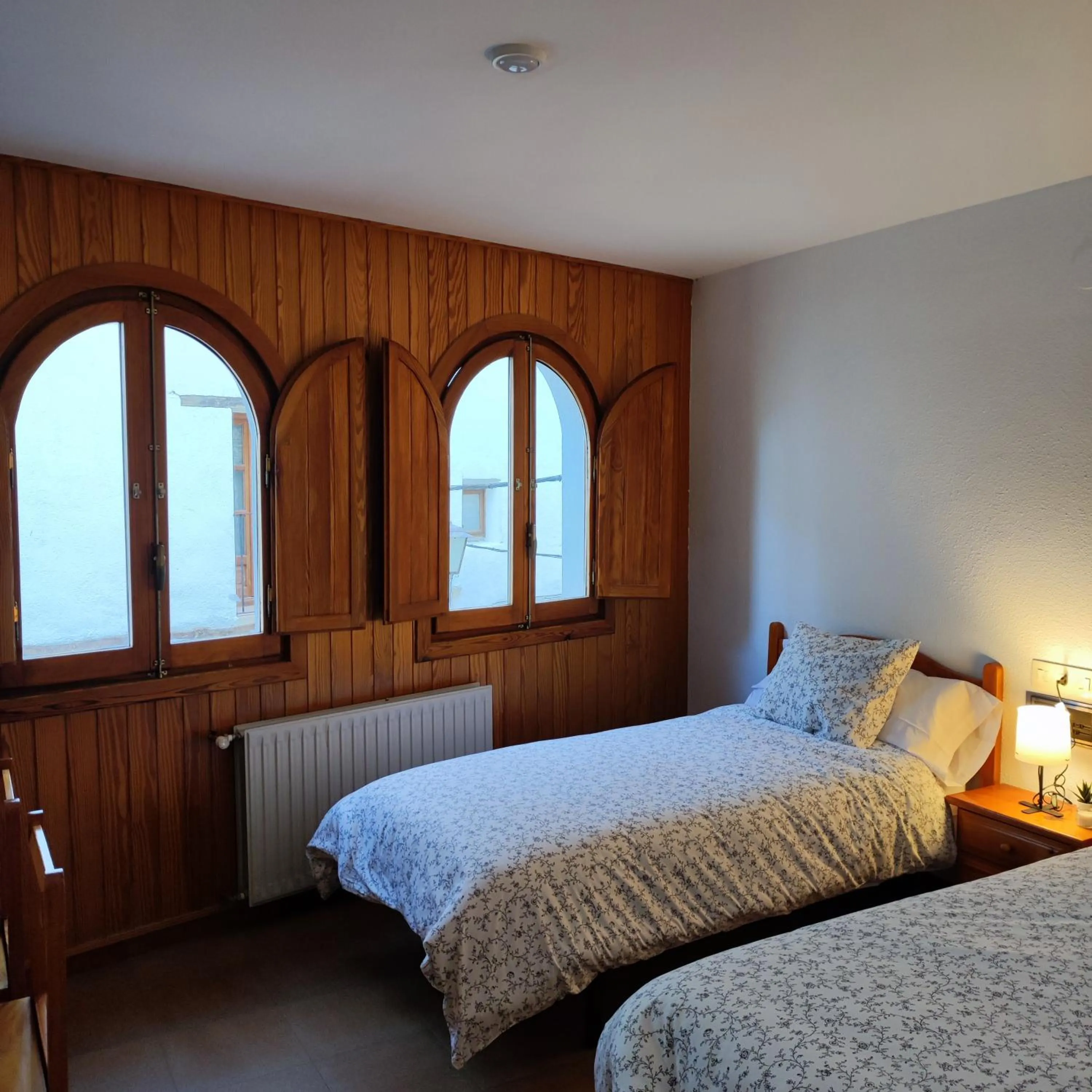 Photo of the whole room, Bed in Pensión Mesón La Lonja - Herbers