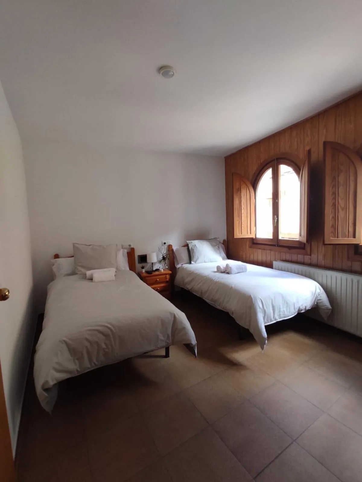 Photo of the whole room, Bed in Pensión Mesón La Lonja - Herbers