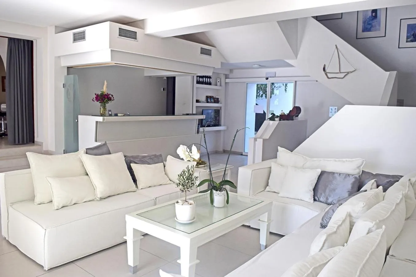 Communal lounge/ TV room in Aegialis Hotel & Spa