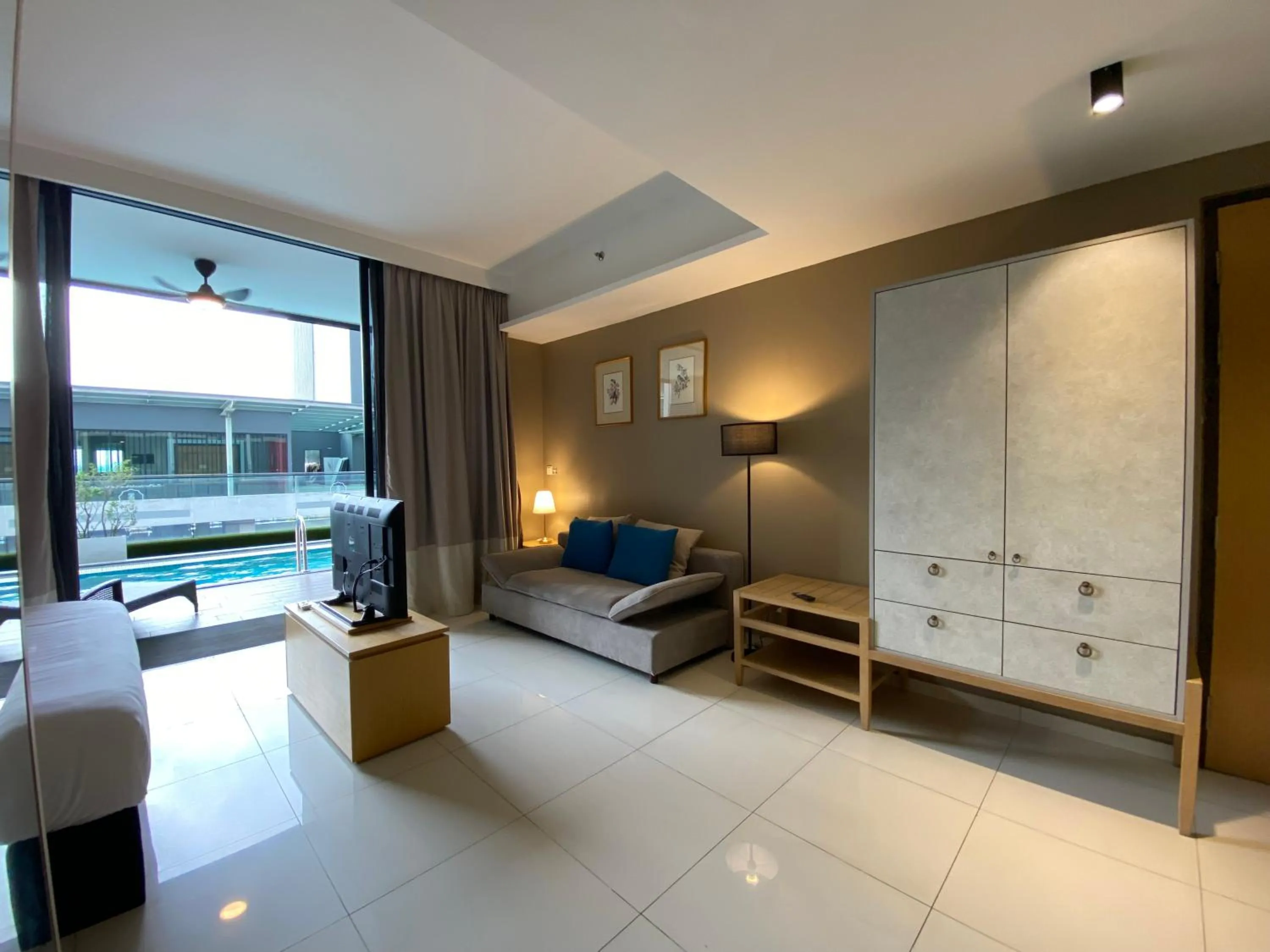 Seating area, Bed in Amanjiwa 99R