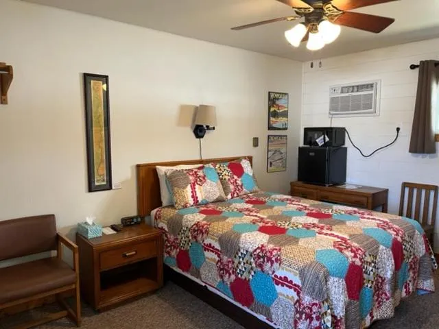 Bed in Little Bluff Inn