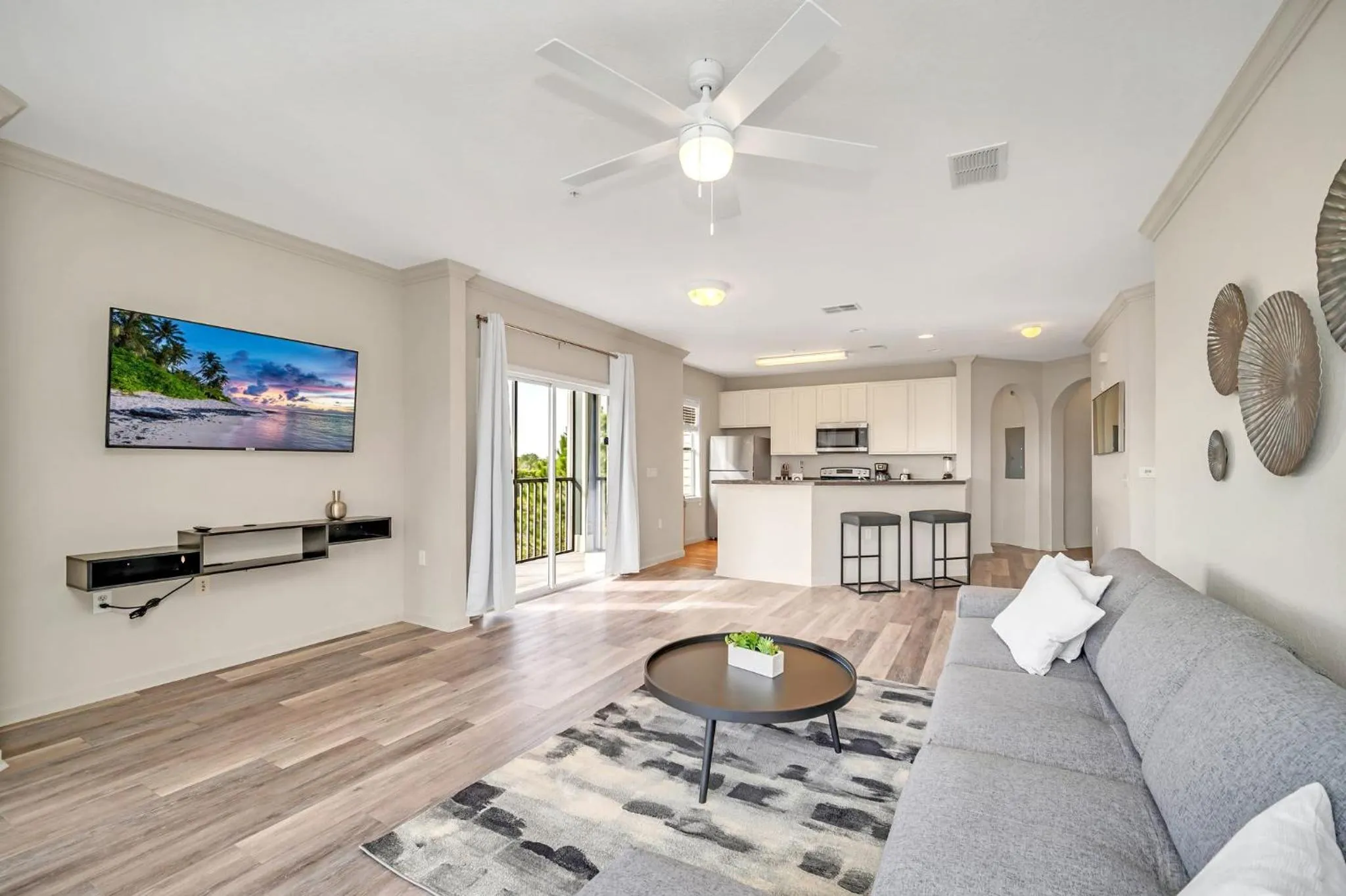 TV and multimedia in Condo w Pool, Games Room - Pet Friendly