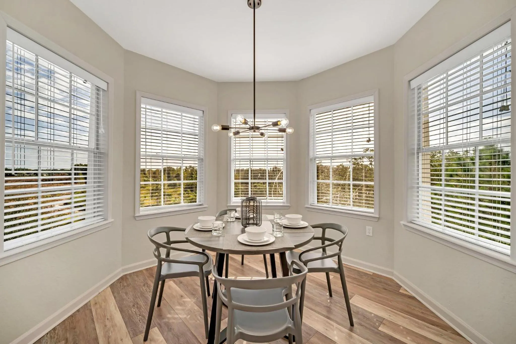 Dining area in Condo w Pool, Games Room - Pet Friendly