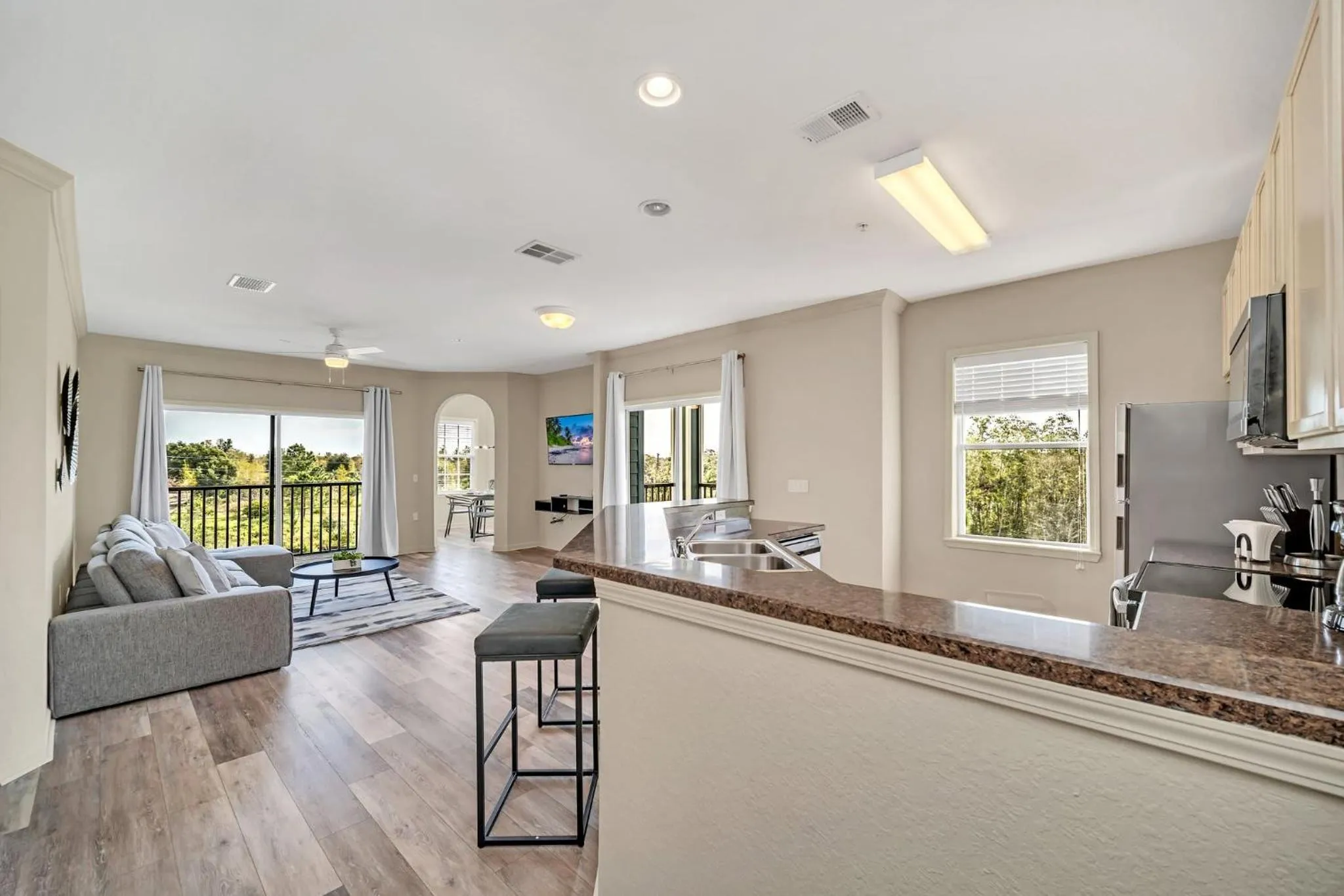 TV and multimedia in Condo w Pool, Games Room - Pet Friendly