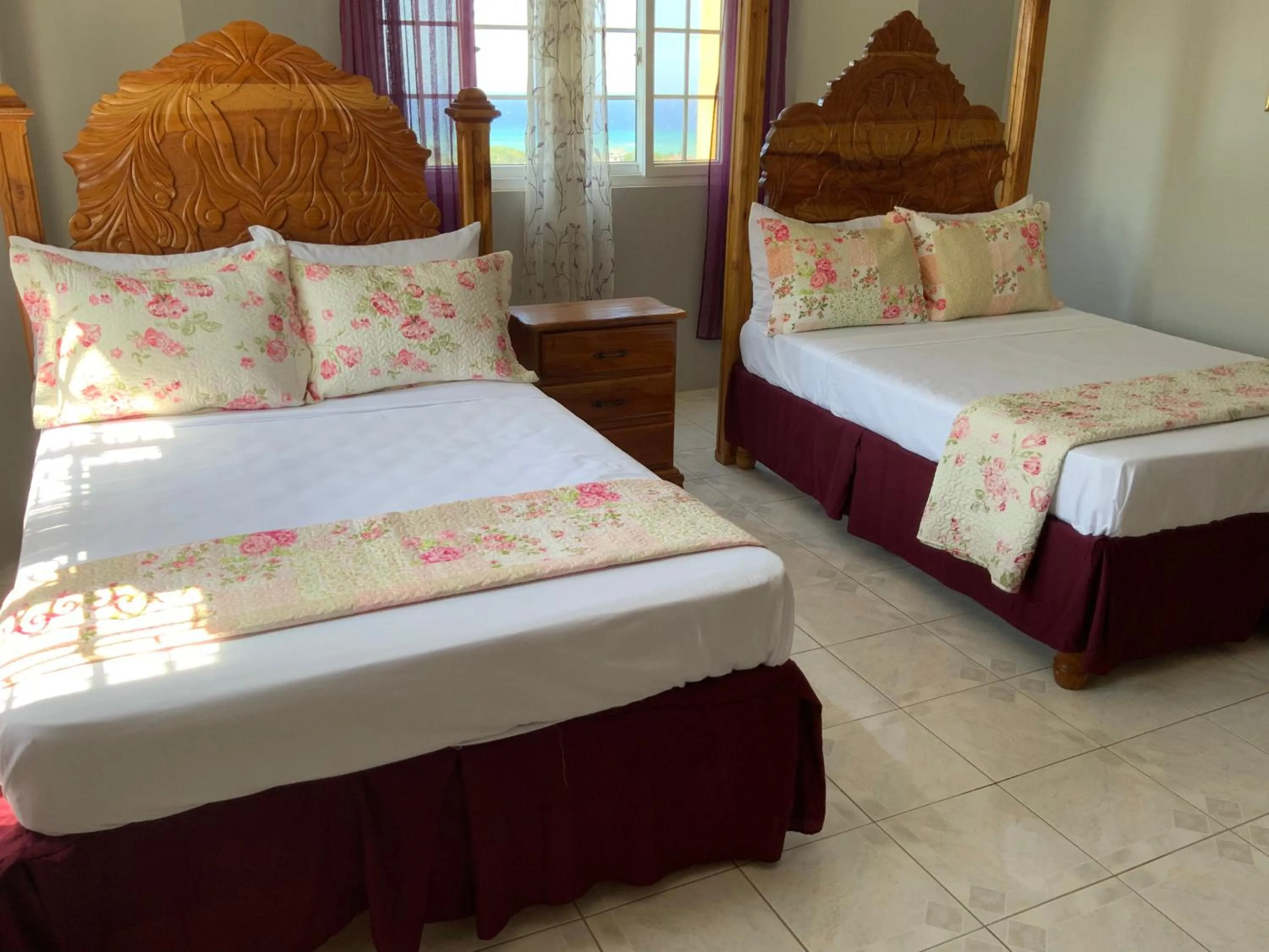 Photo of the whole room, Bed in Poinciana House