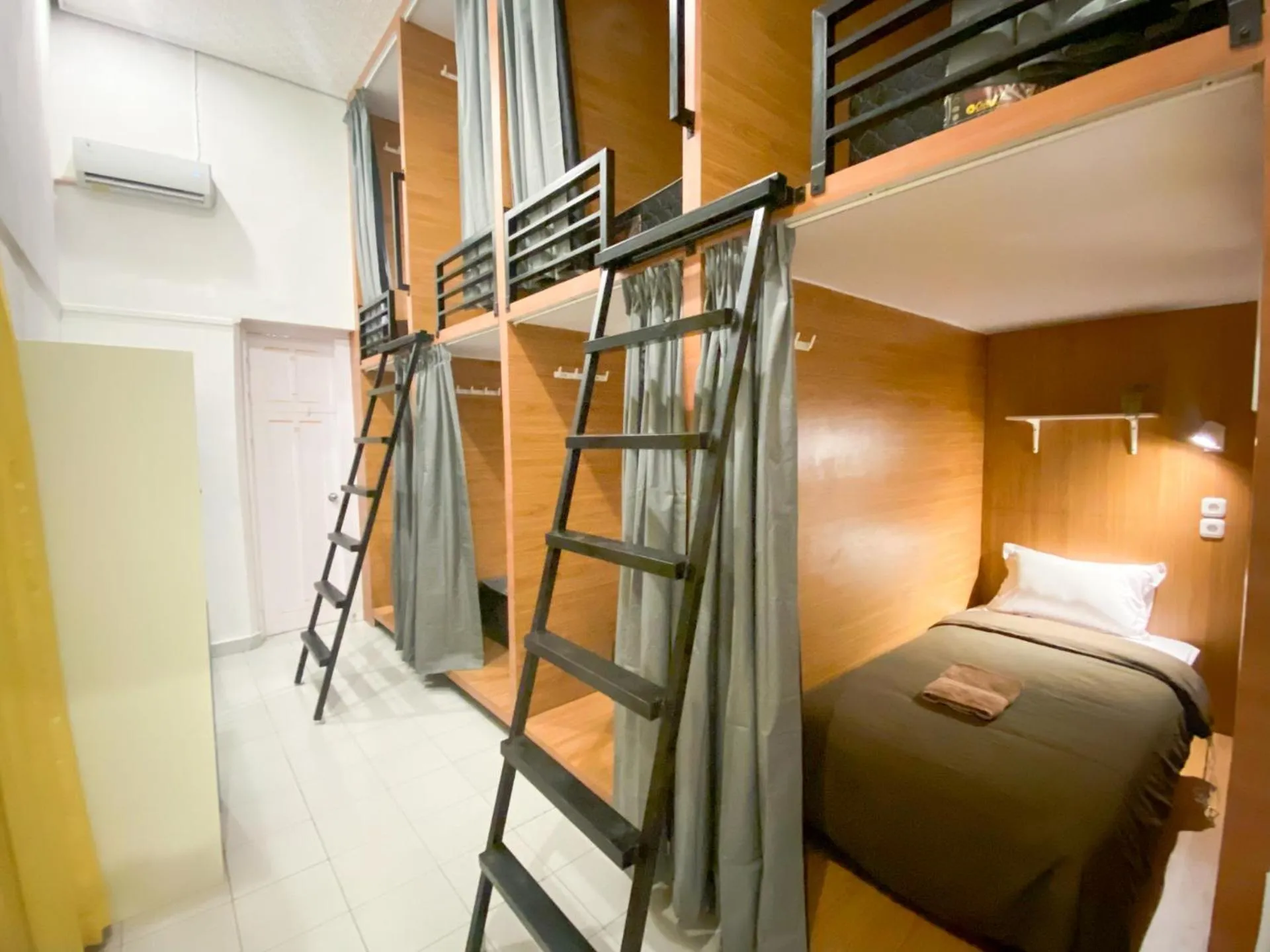 Bedroom, Bed in Snooze Malang