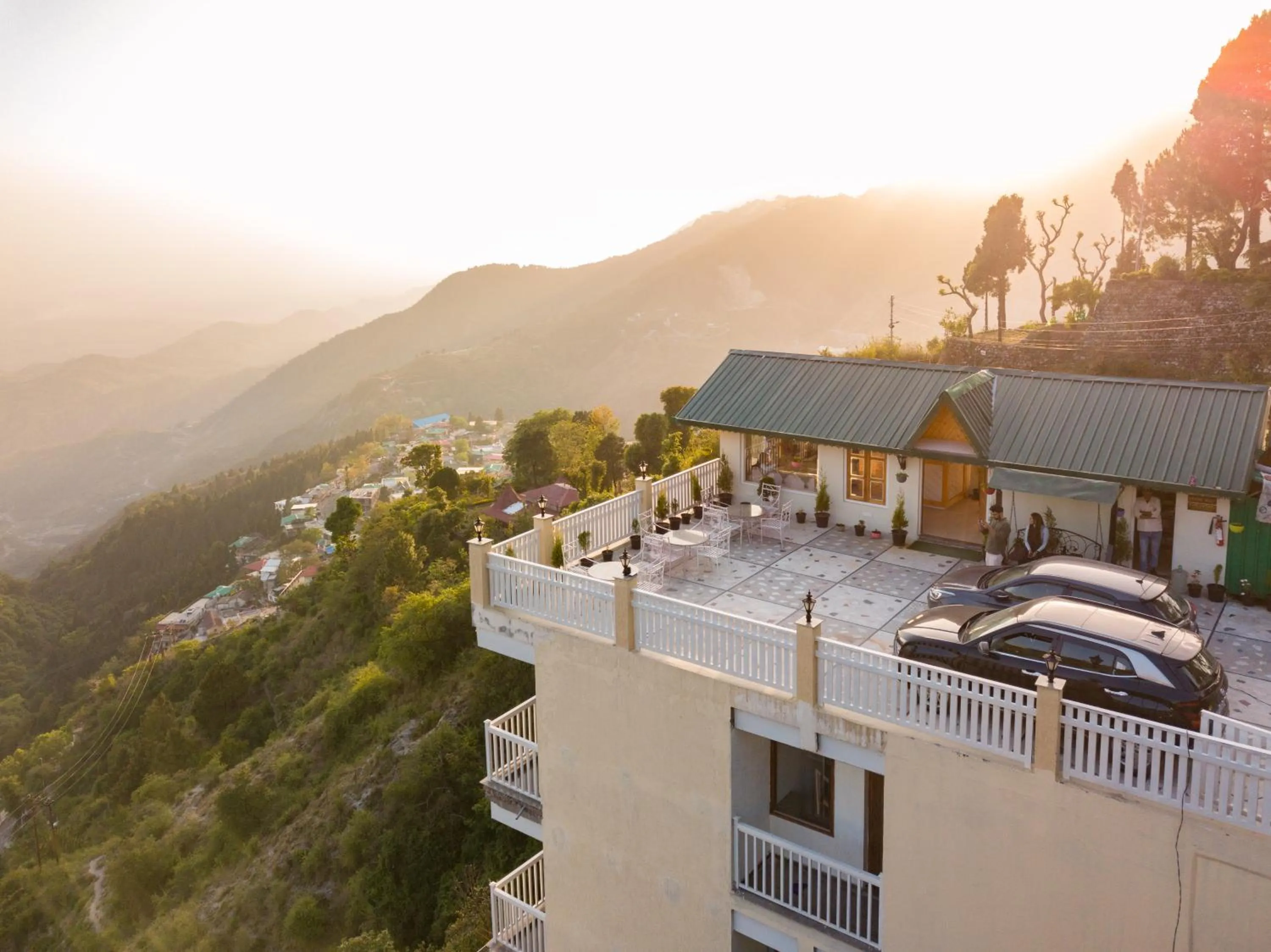 Property building in Hotel Spring Wood