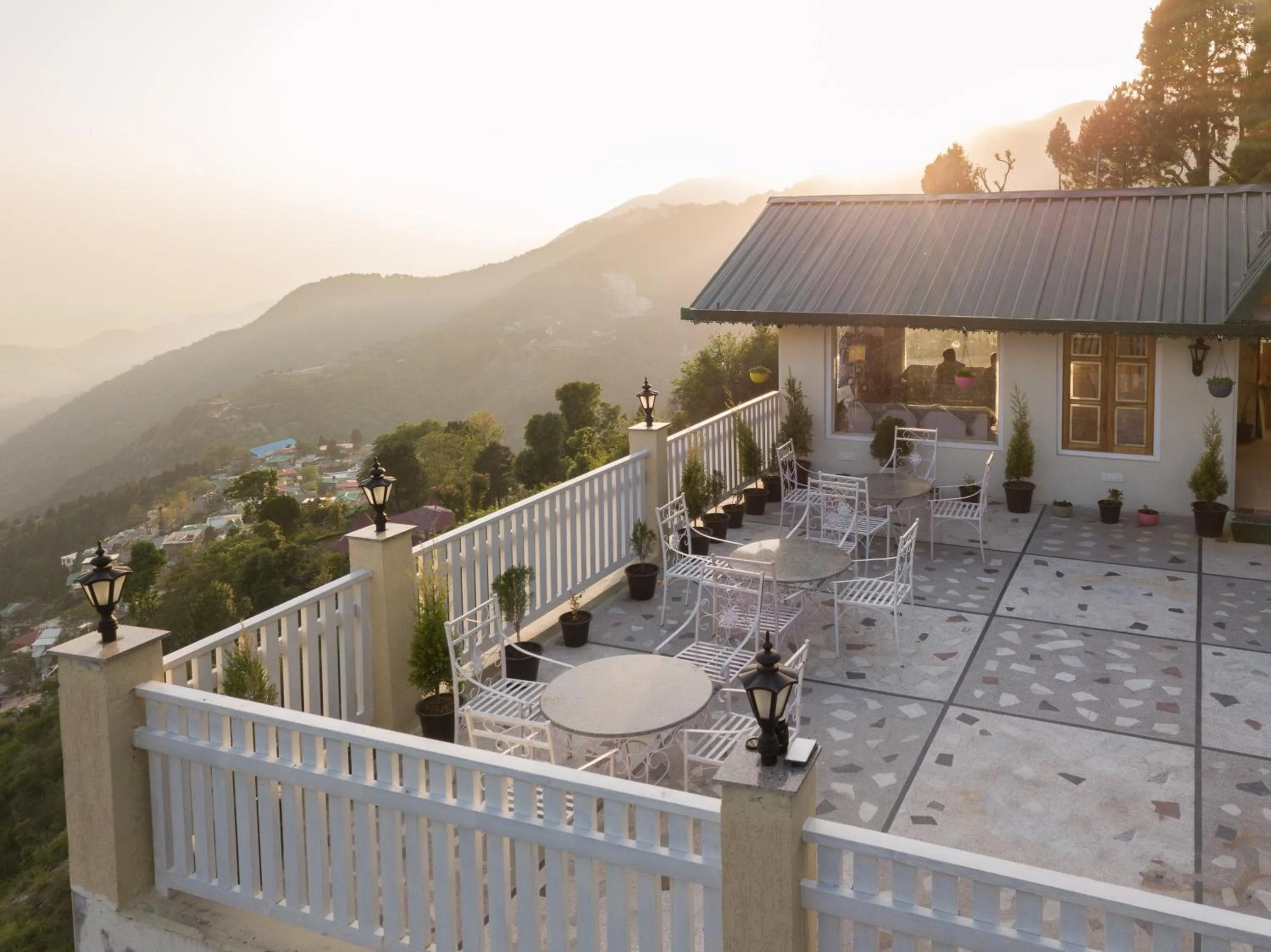 Property building in Hotel Spring Wood