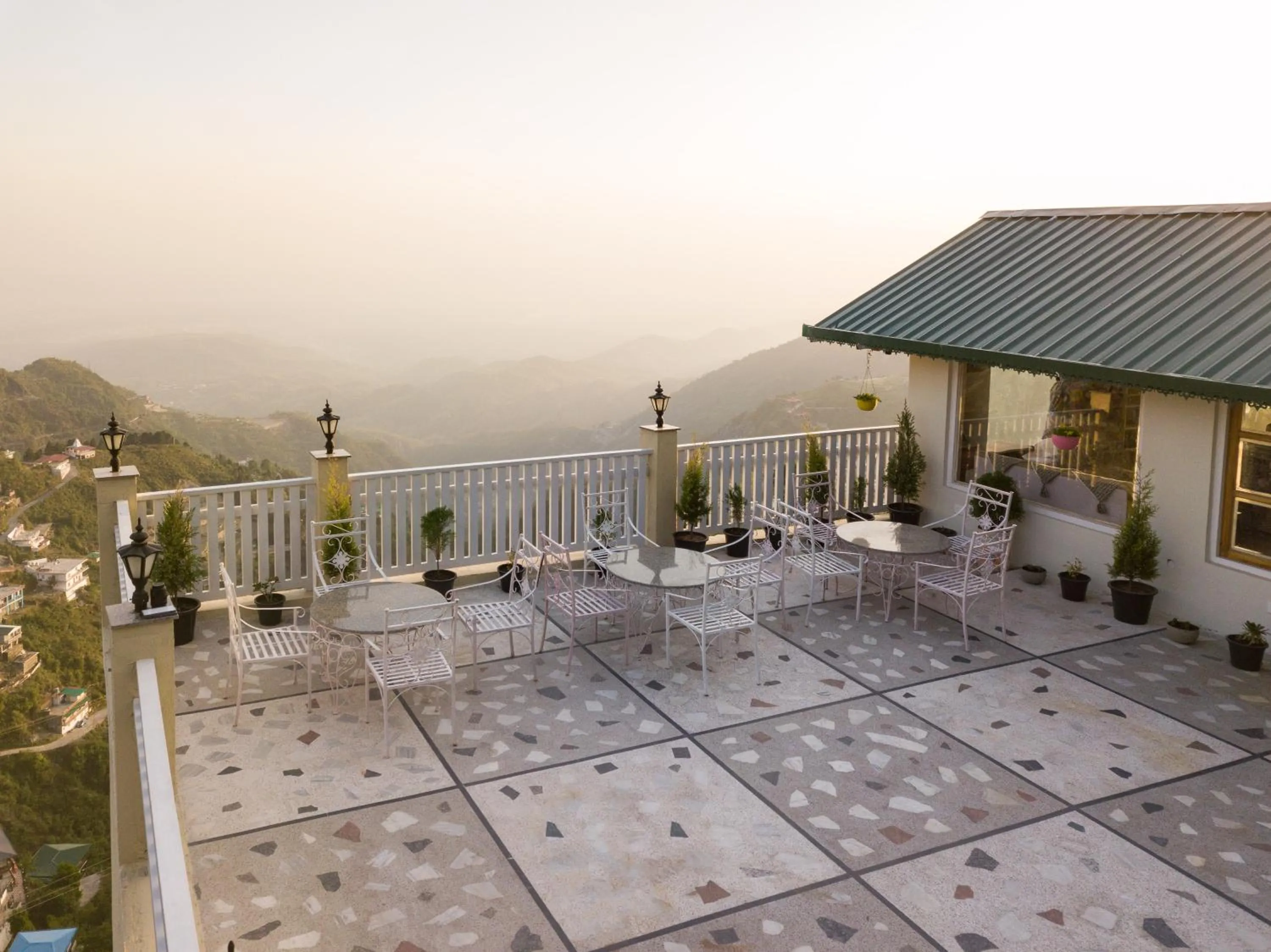 Property building in Hotel Spring Wood