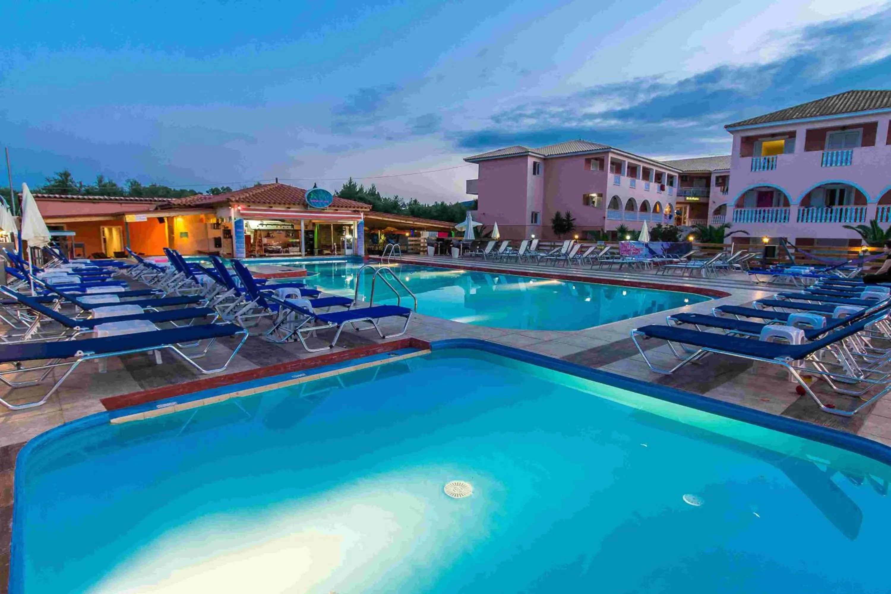 Restaurant/places to eat in Savvas Hotel