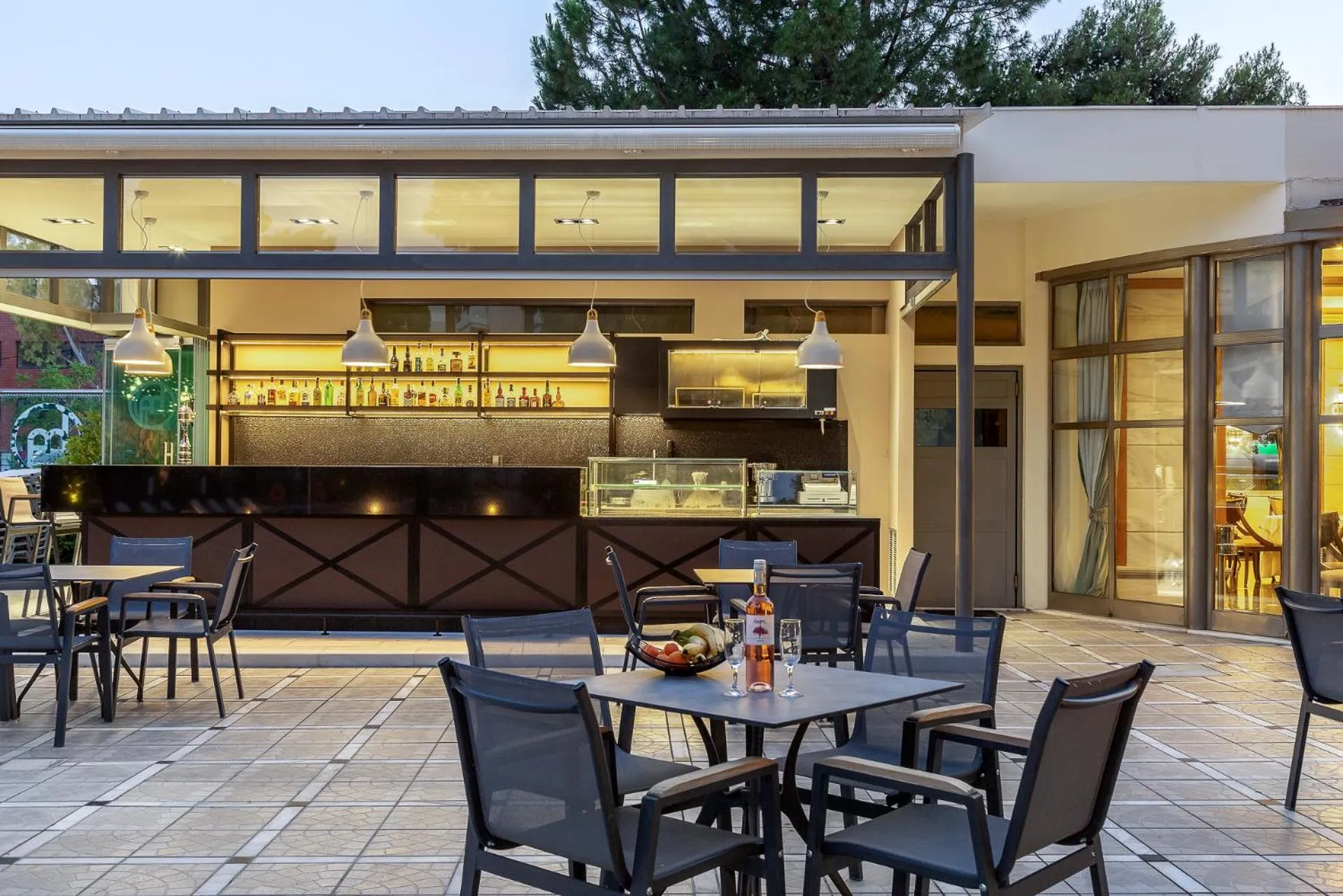 Restaurant/places to eat in Oasis Hotel Apartments