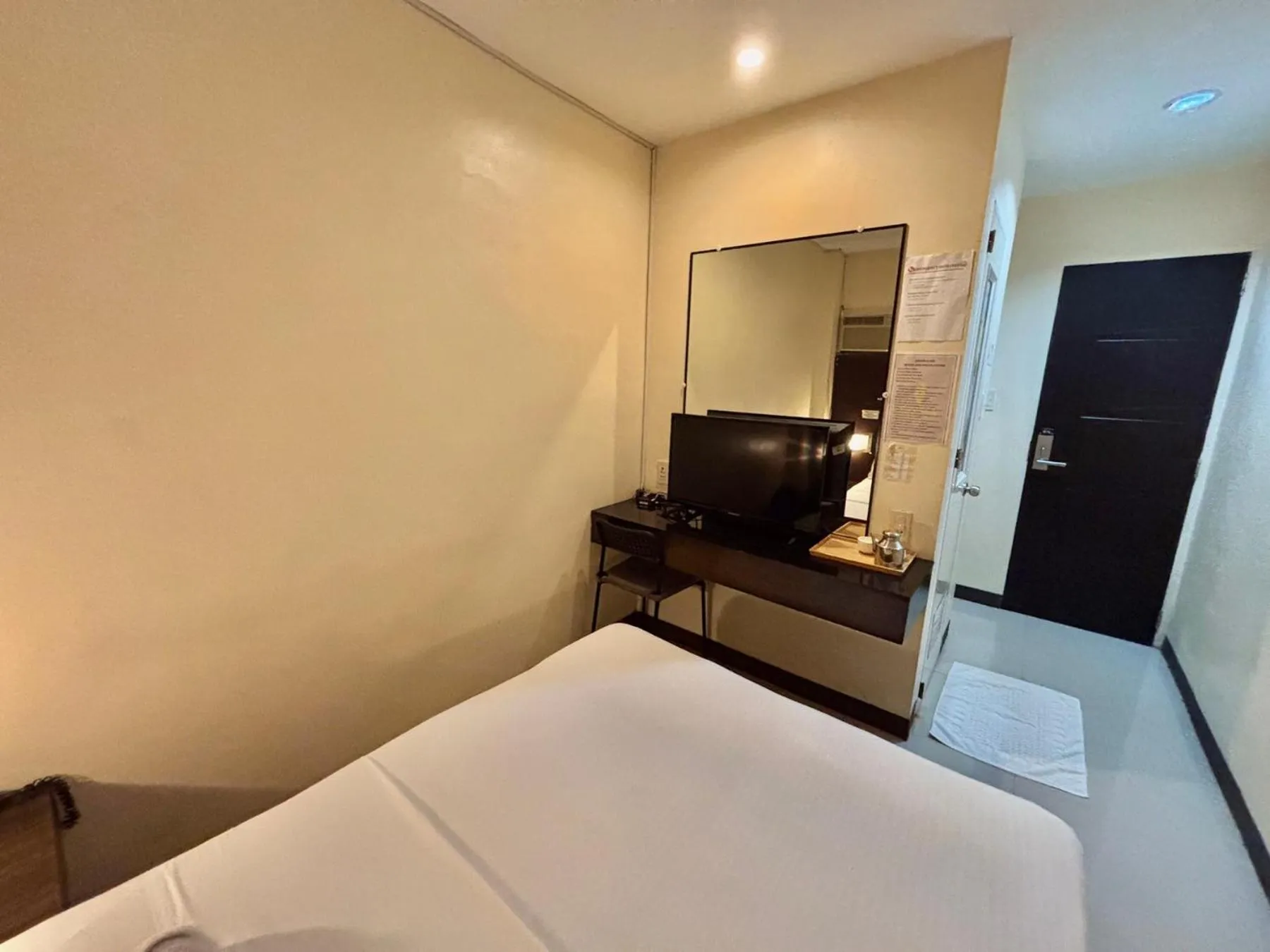 Bedroom, Bed in Anton's Inn