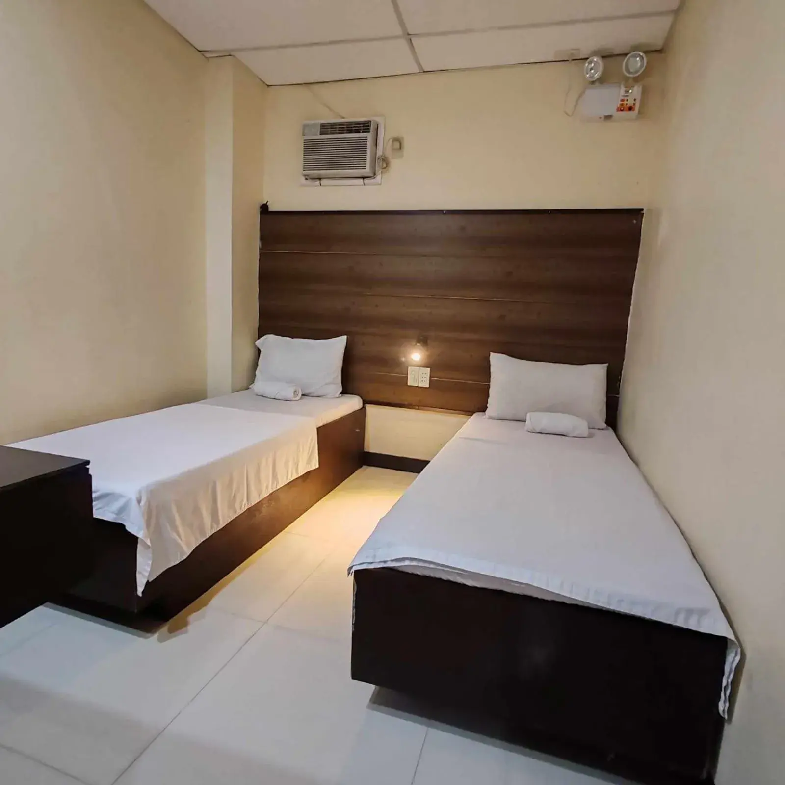 Deluxe Twin Room in Anton's Inn Deluxe Twin Room in Anton's Inn