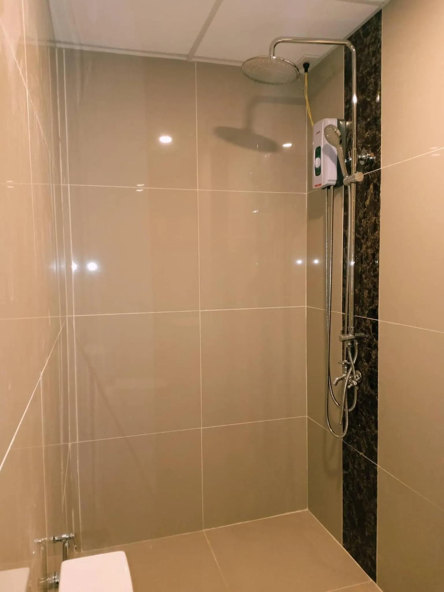 Shower in Anton's Inn