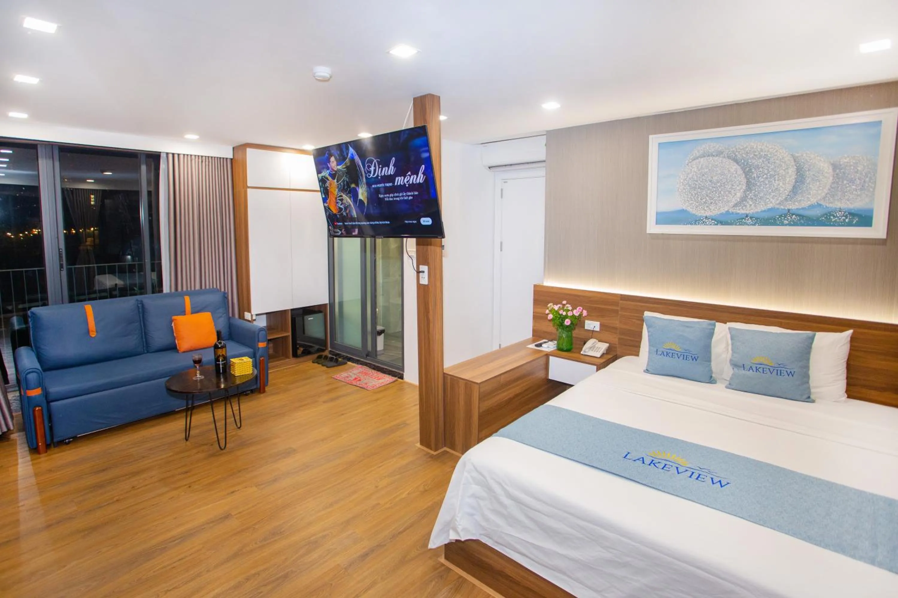 Communal lounge/ TV room, Bed in Lake View Hotel