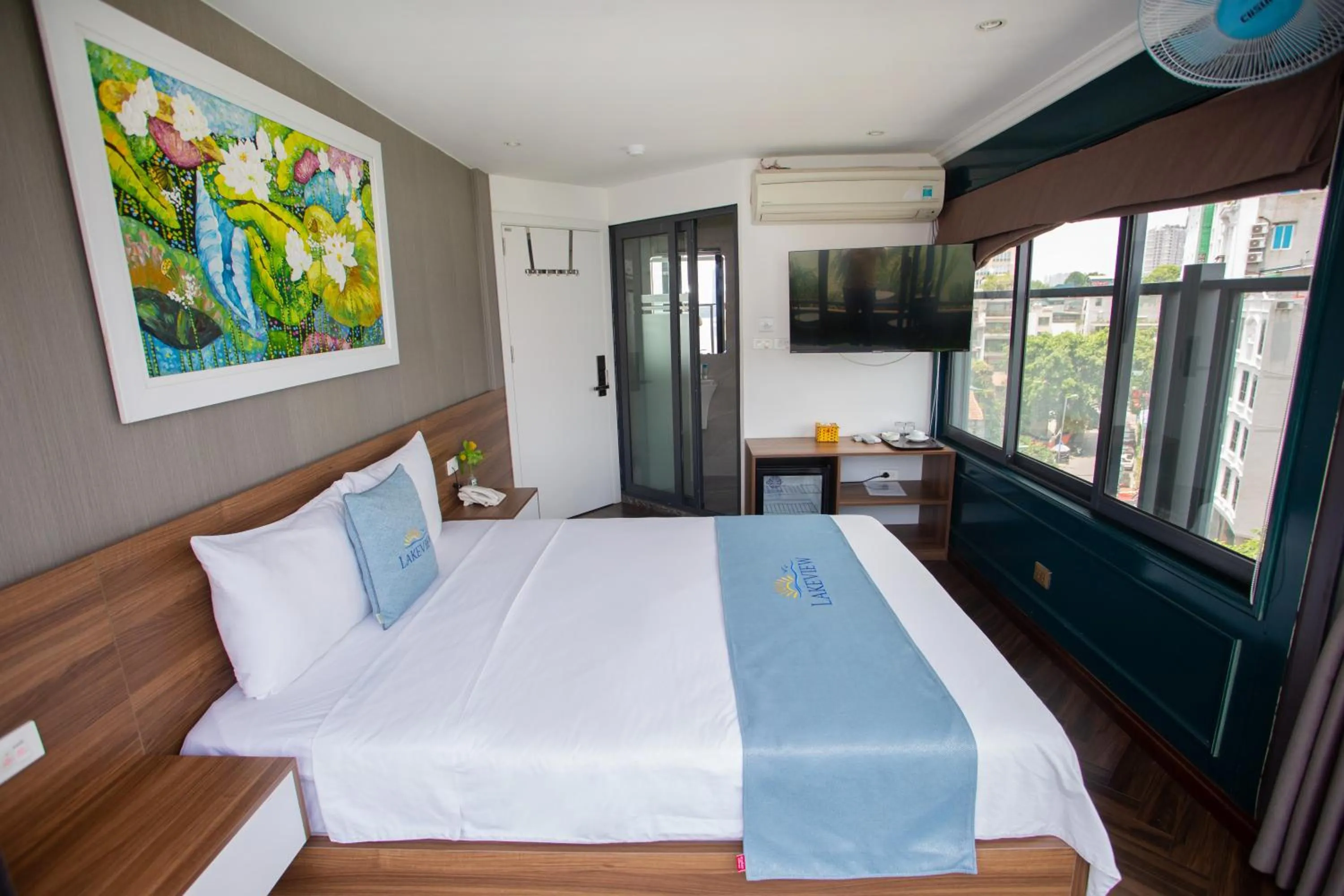 Communal lounge/ TV room, Bed in Lake View Hotel