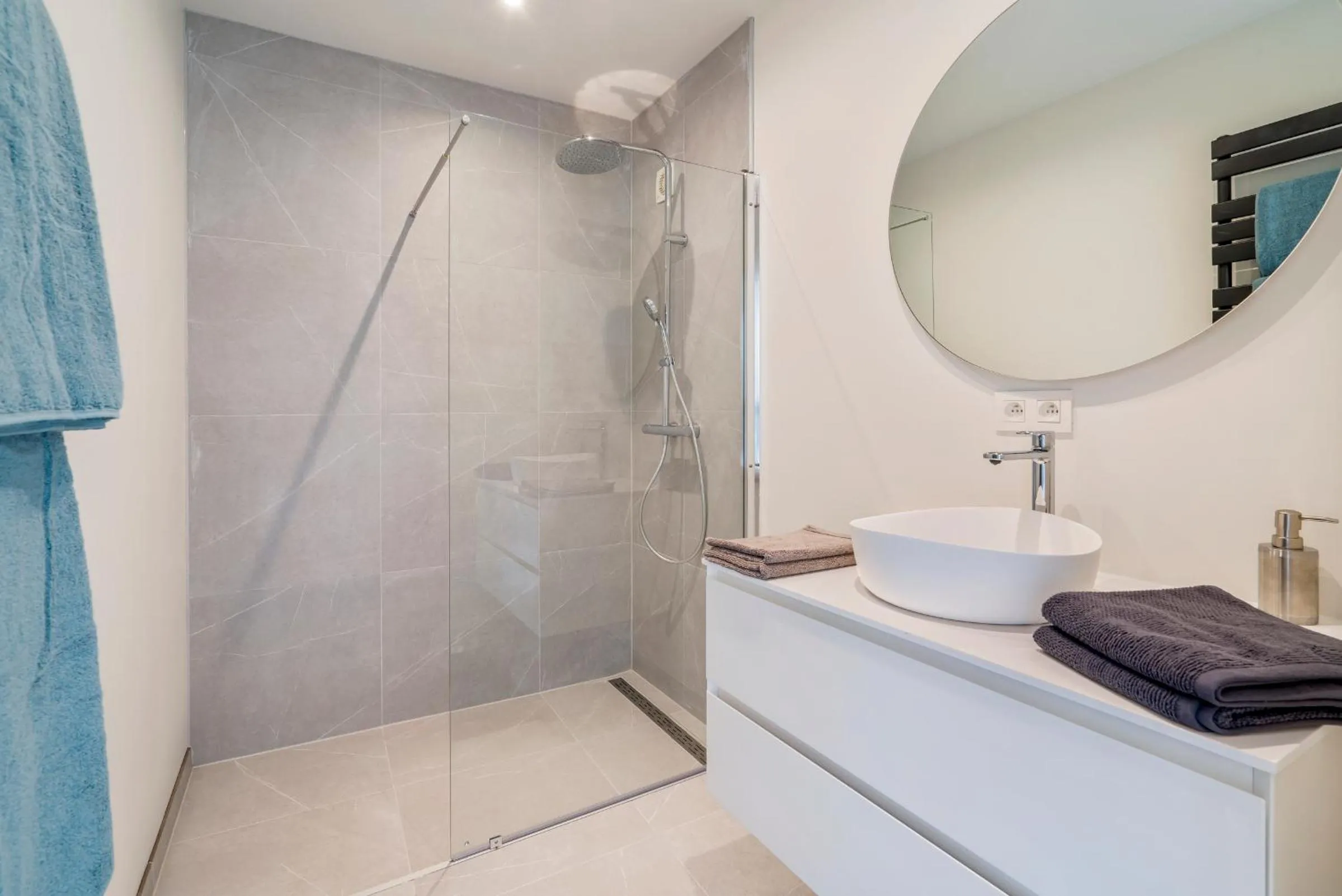 Fantastically located modern apartment with garage available