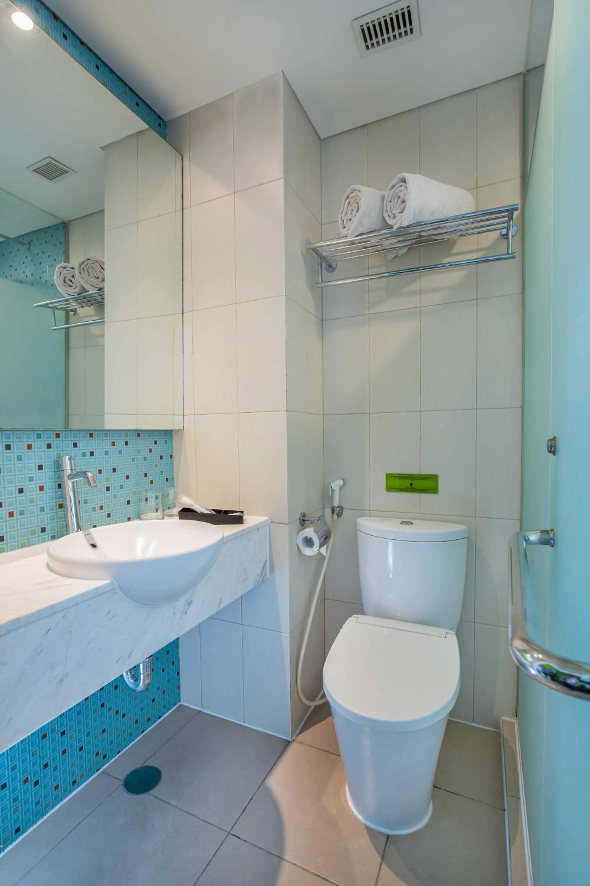 Bathroom in 1O1 URBAN Jakarta Pemuda