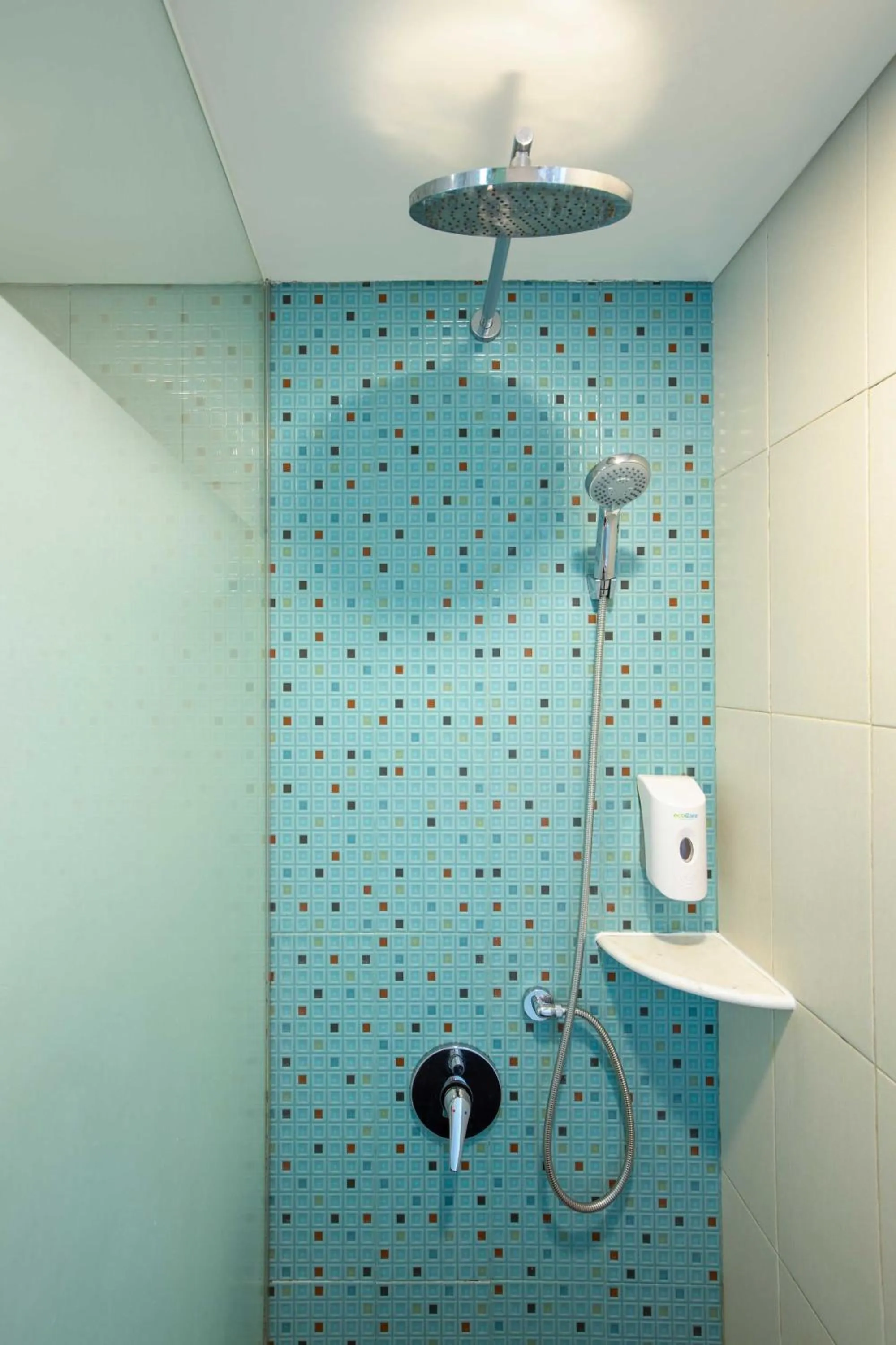 Shower in 1O1 URBAN Jakarta Pemuda