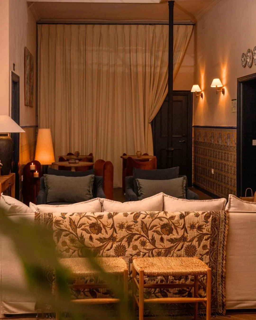 Seating area, Bed in Honest Sevilla