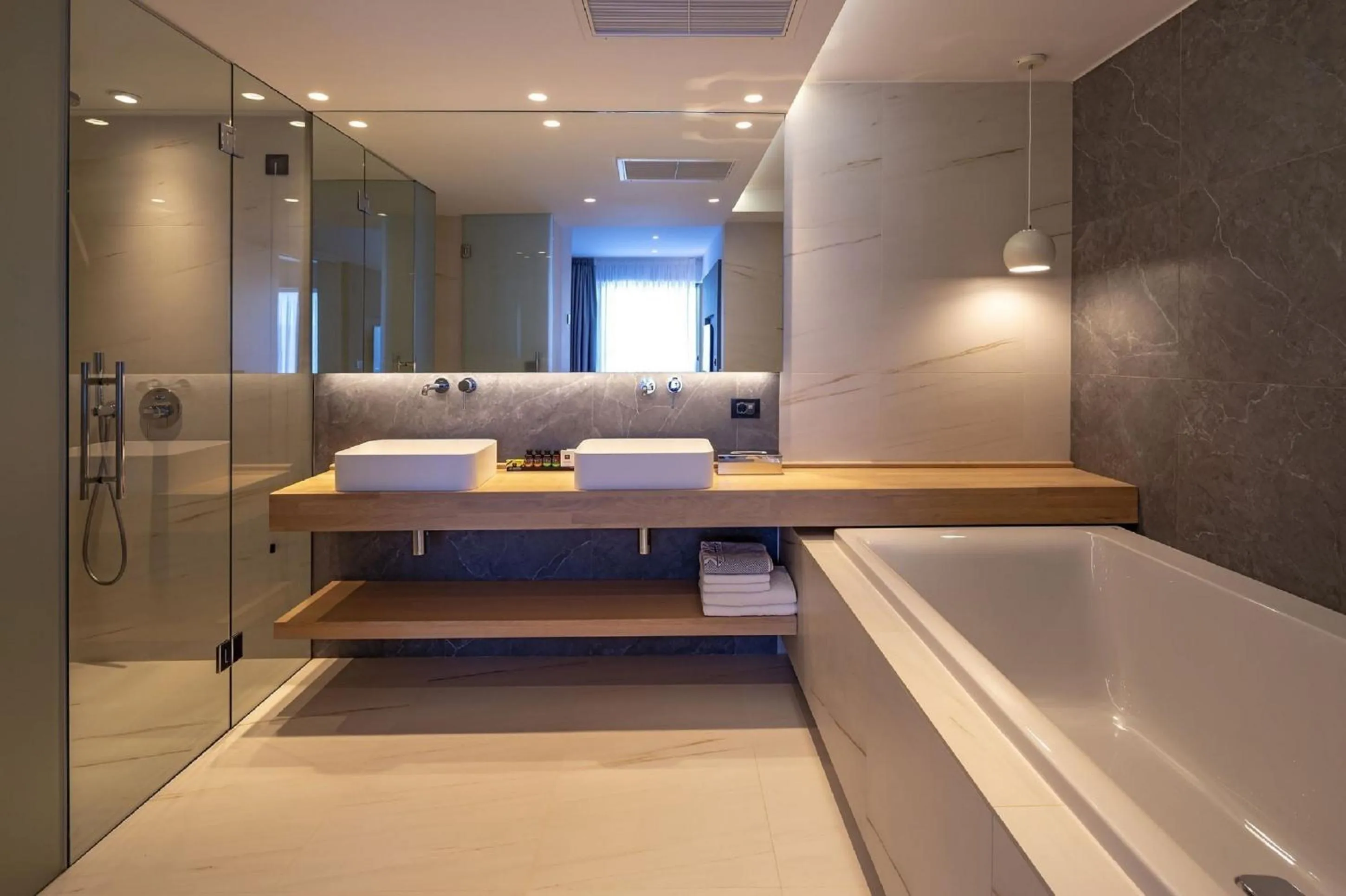 Bathroom, Bed in Skiathos Palace Hotel